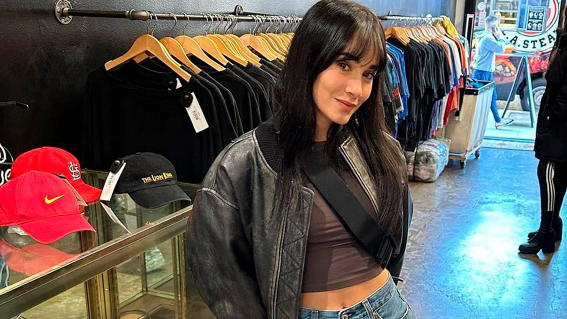 Aitana apuesta por la falda vaquera 'midi' que solucionará tus looks de invierno