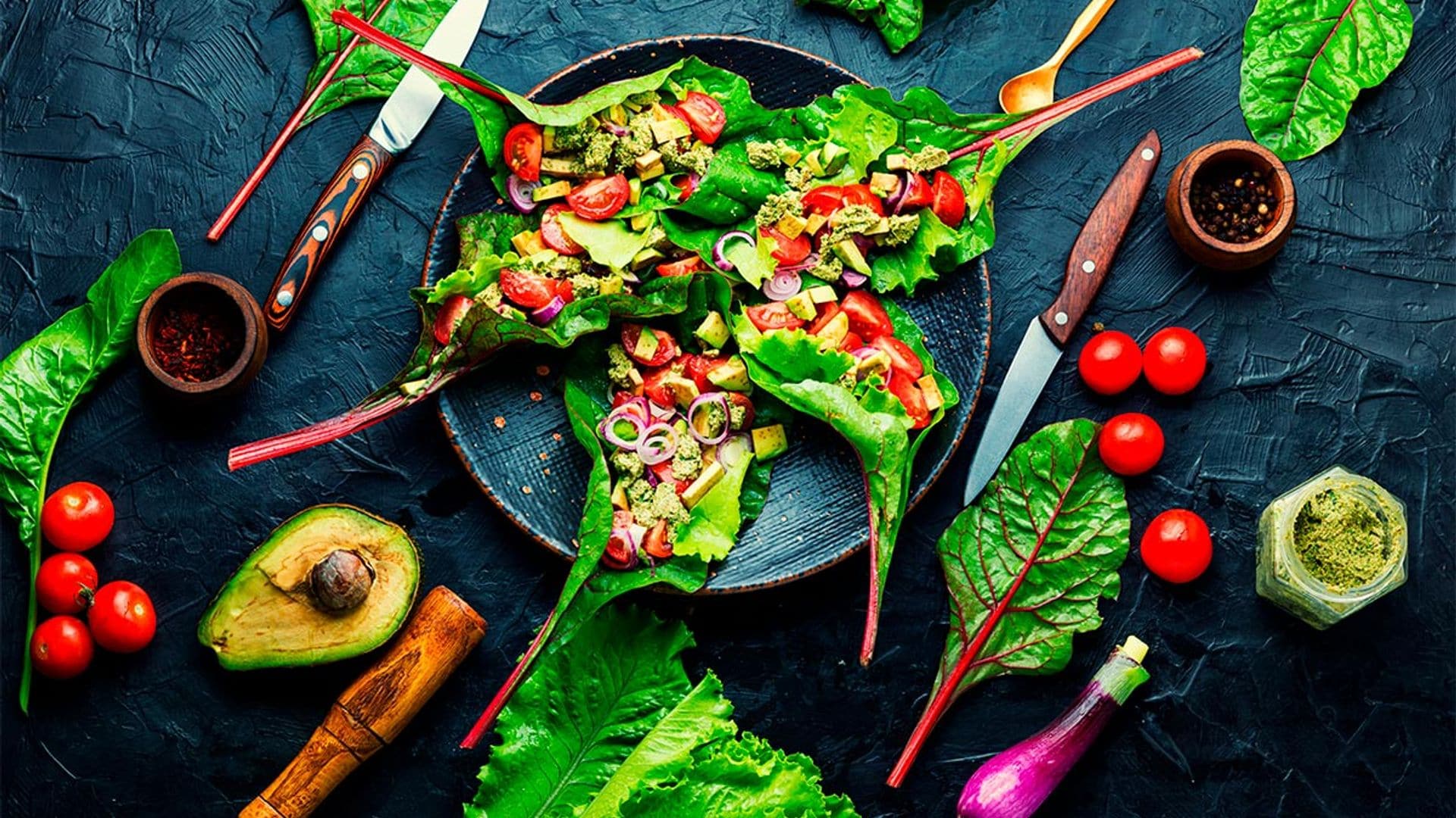 Hojas de acelga rellenas de vegetales, queso y aguacate