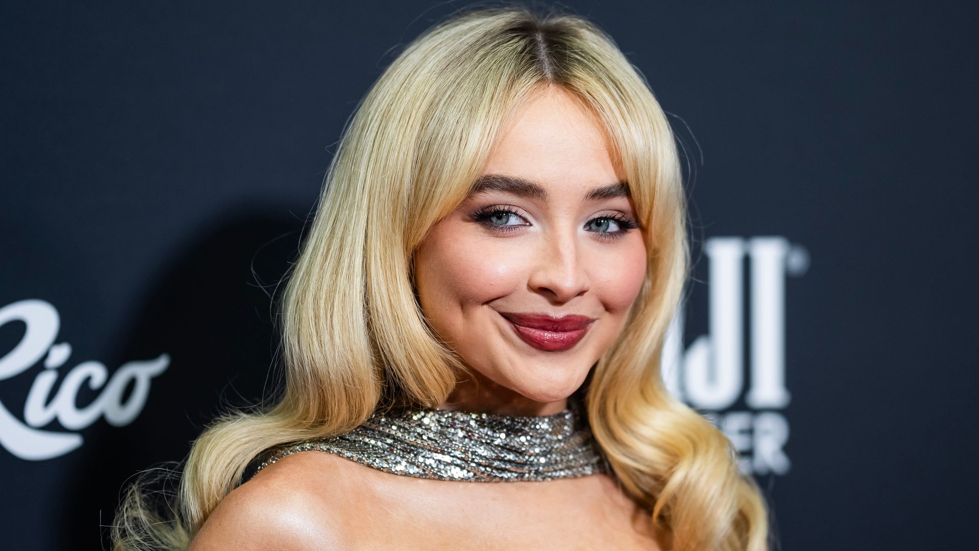 Sabrina Carpenter es la nueva musa de Versace