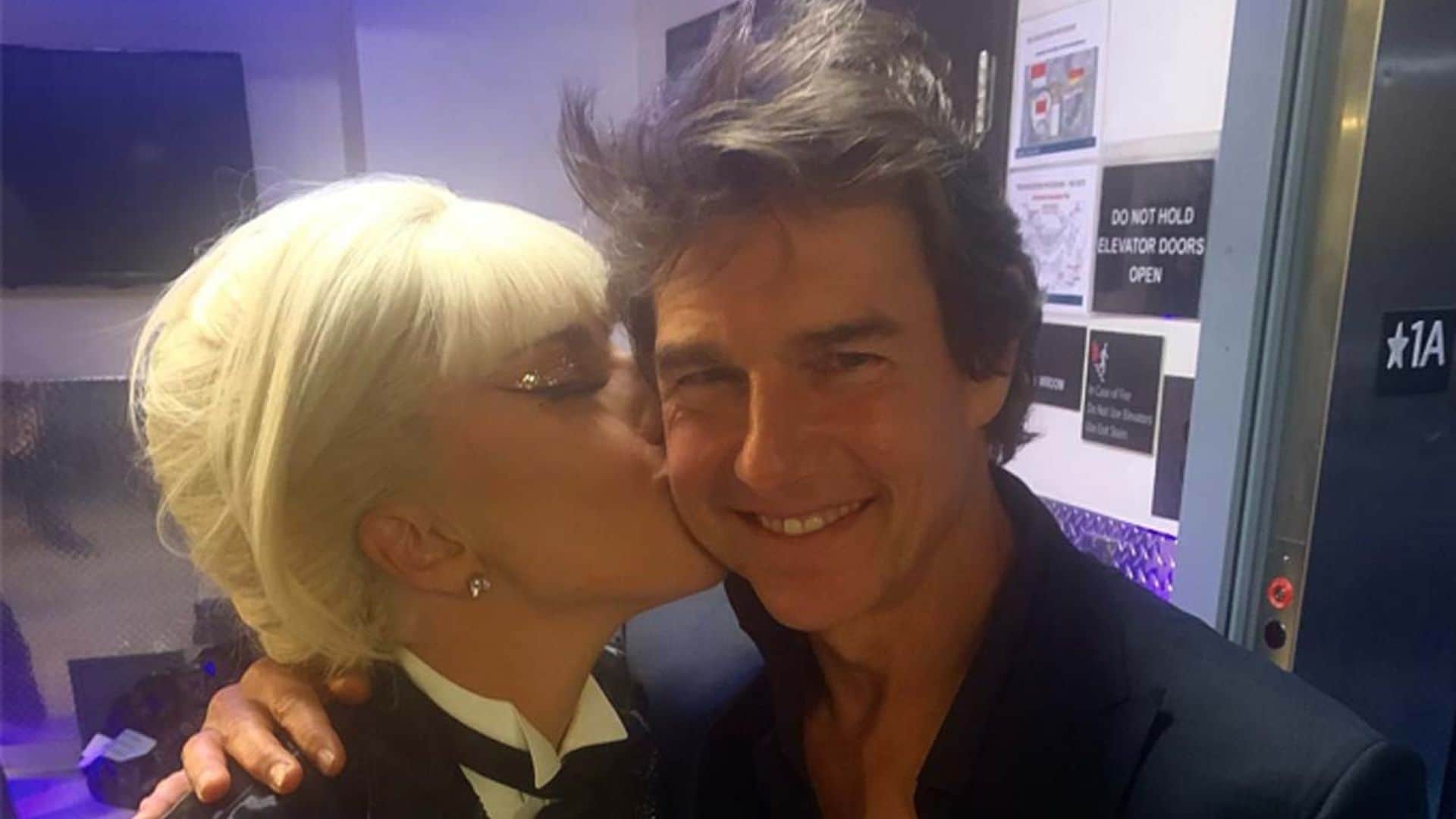 ¡Sorpresa! Tom Cruise y Lady Gaga sellan sus amistad con un apasionado beso