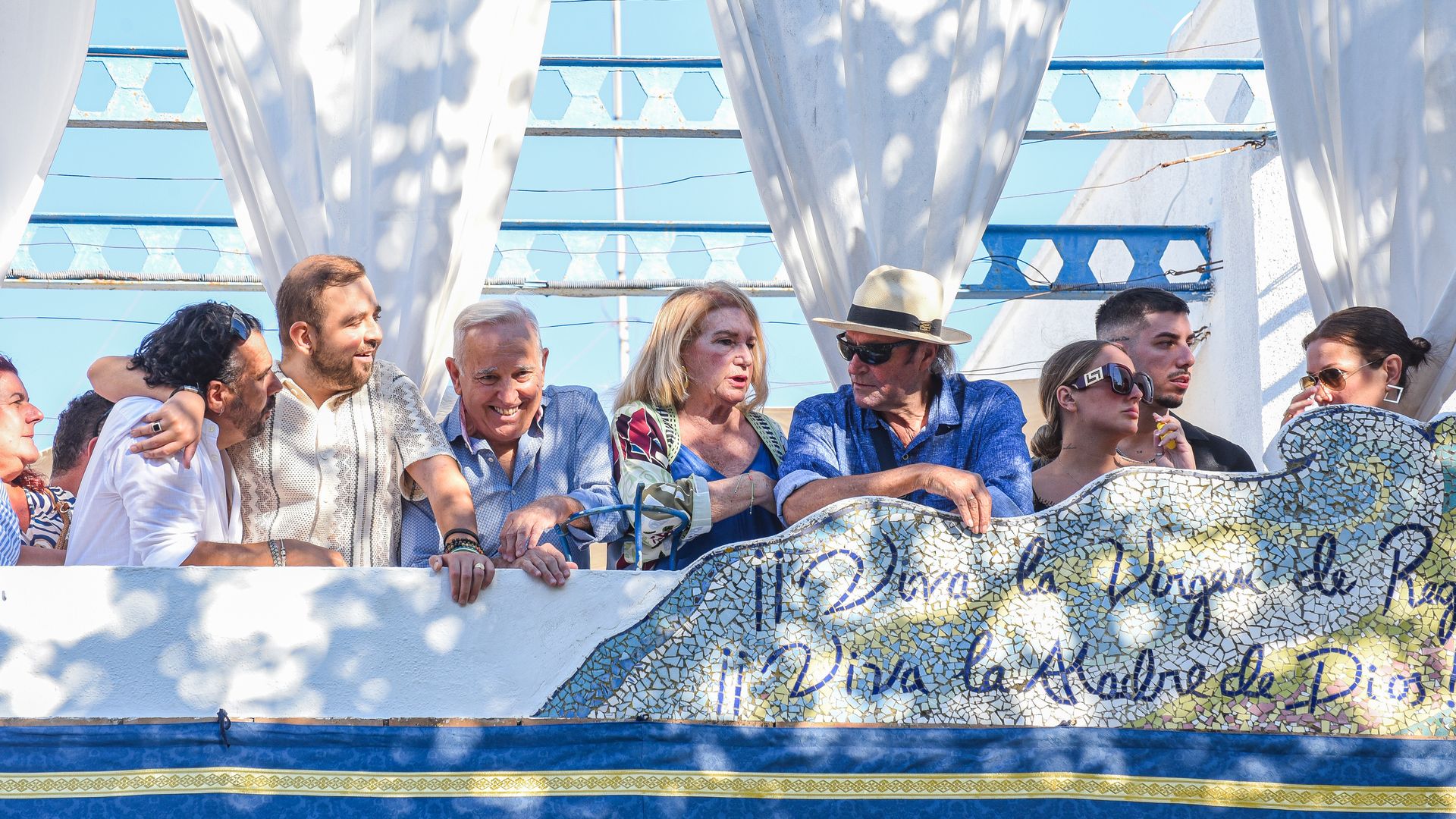 Los Mohedano y los Flores, una piña en la procesión de la Virgen de Regla