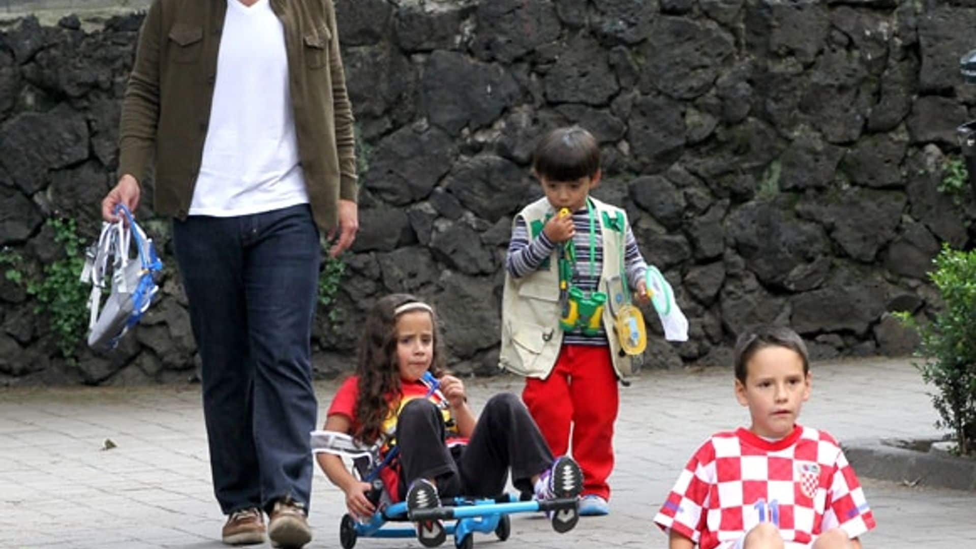 En familia, Carlos Loret de Mola disfruta de una divertida tarde en el parque