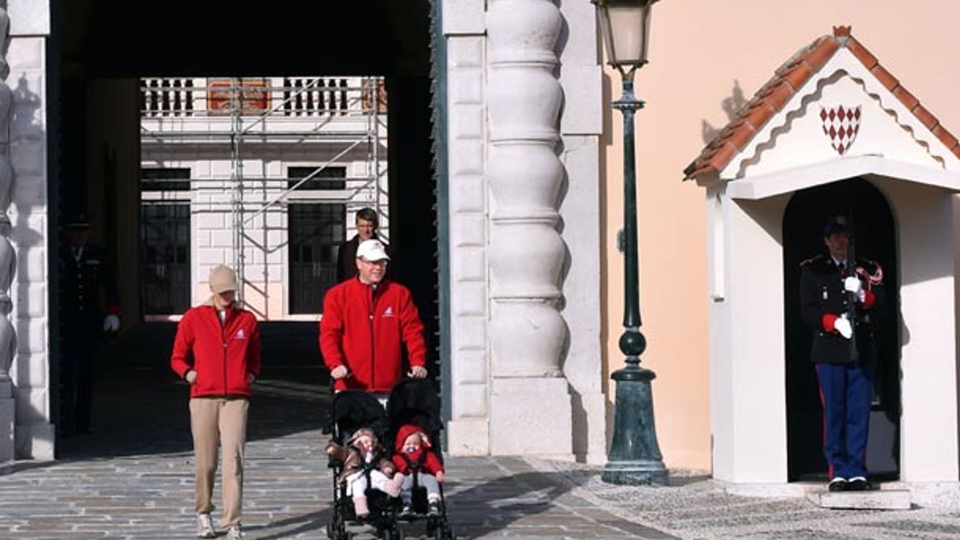 Los príncipes Alberto y Charlene recorren con sus hijos las calles de Mónaco