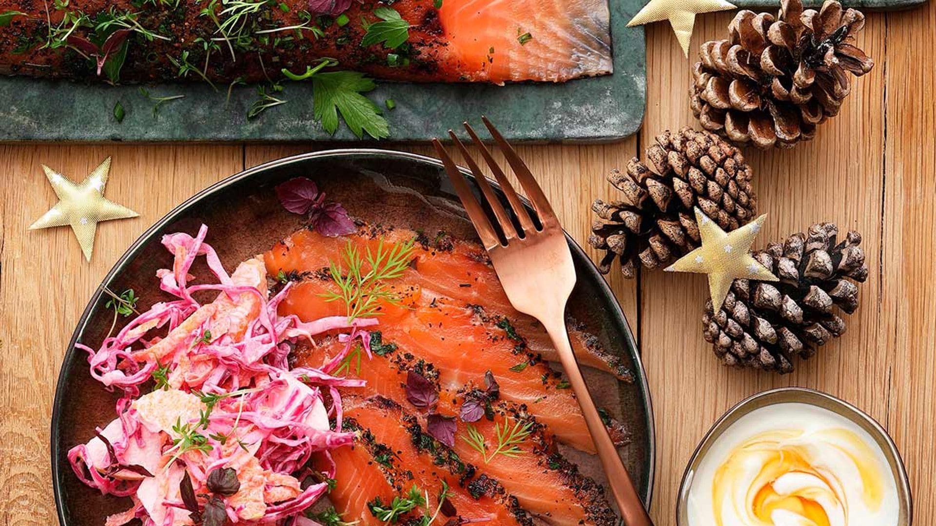 salmon ahumado con costra de hierbas y ensalada de lombarda y fruta para nochevieja