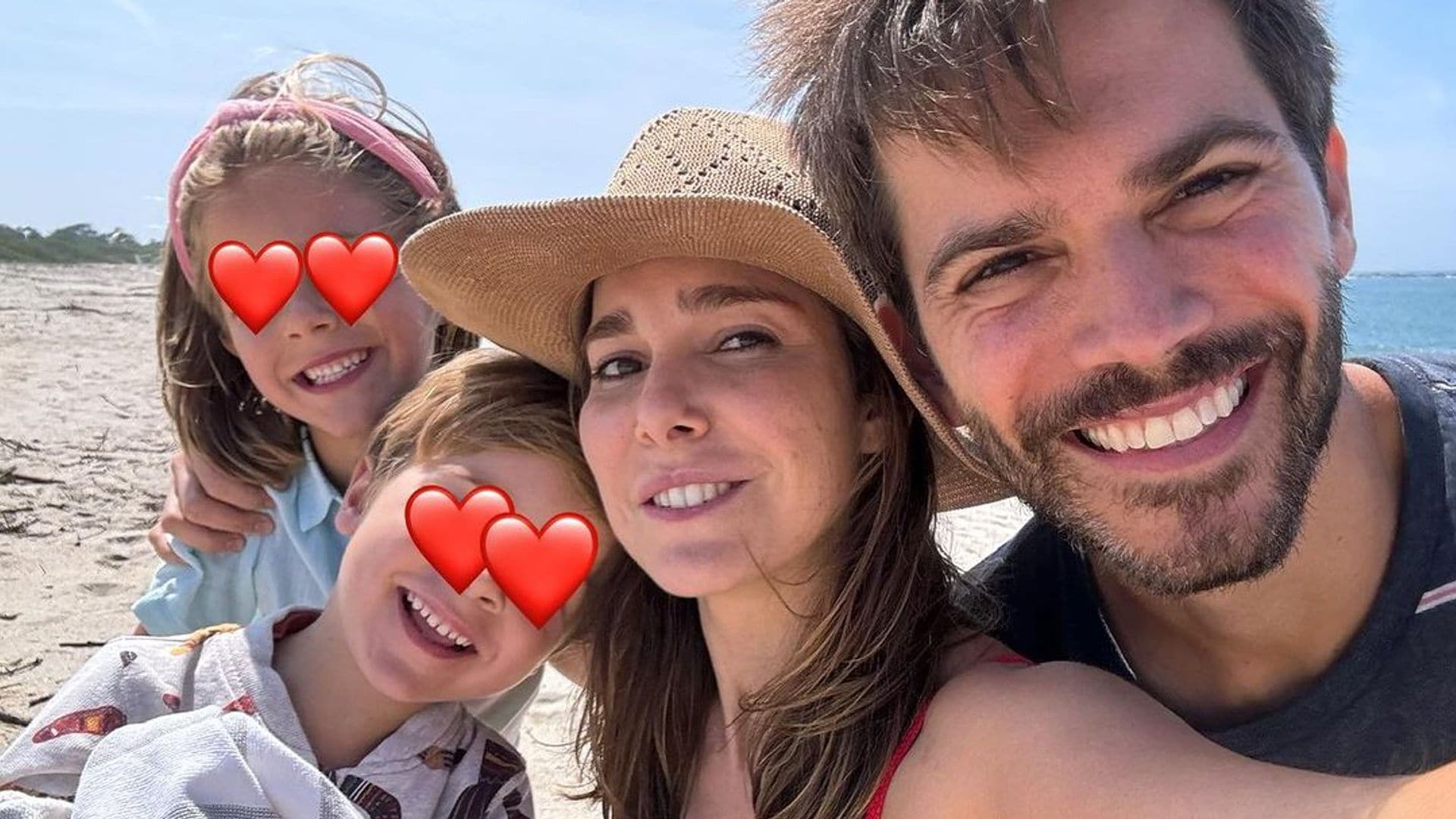 Marc Clotet y Natalia Sánchez, día de playa en familia con sus hijos Lia y Neo, ¡qué mayores están!