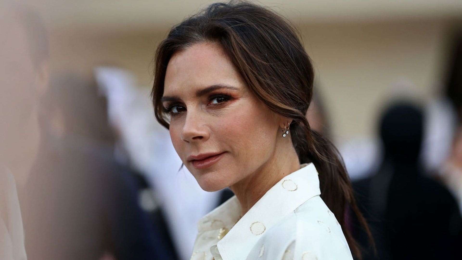 Un collar de eslabones dorados: el truco de estilo de Victoria Beckham para iluminar la piel