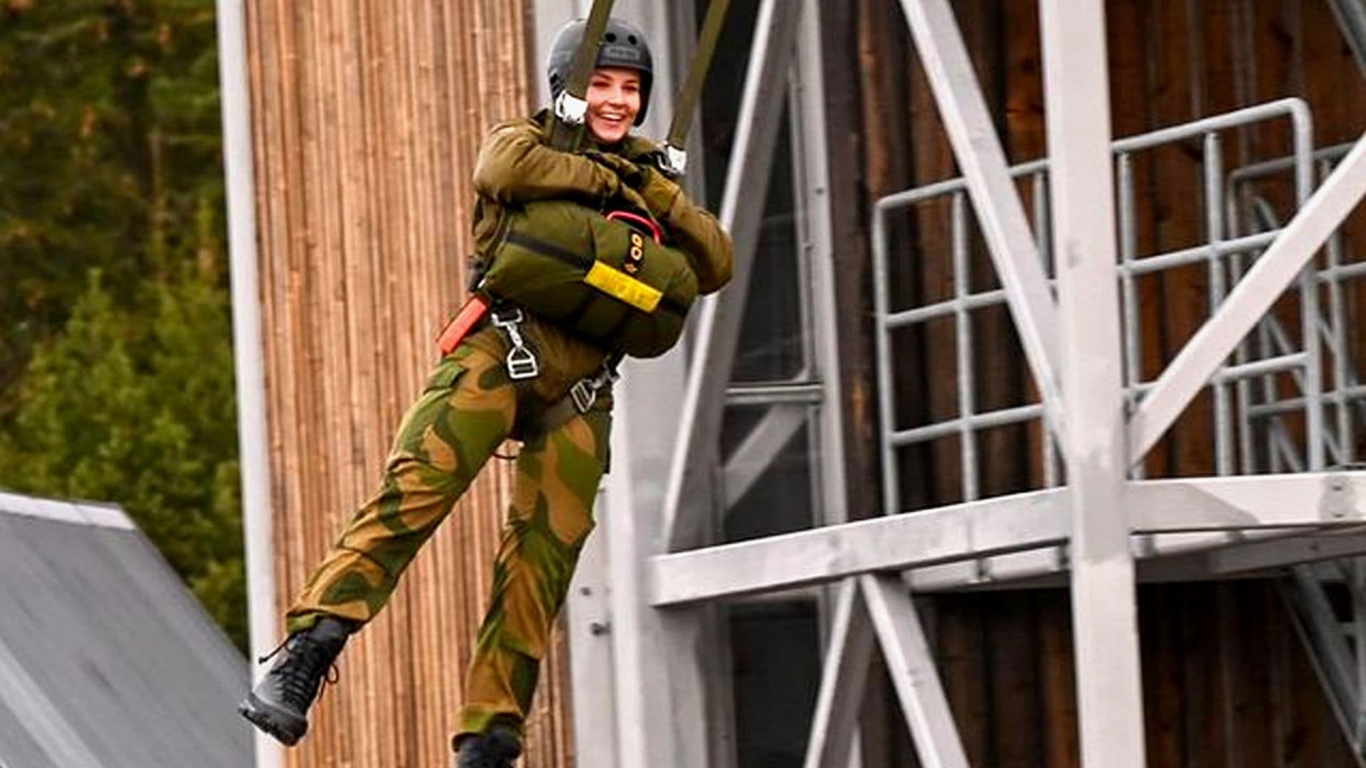 Una princesa de altos vuelos: Ingrid Alexandra de Noruega salta al vacío con el uniforme militar
