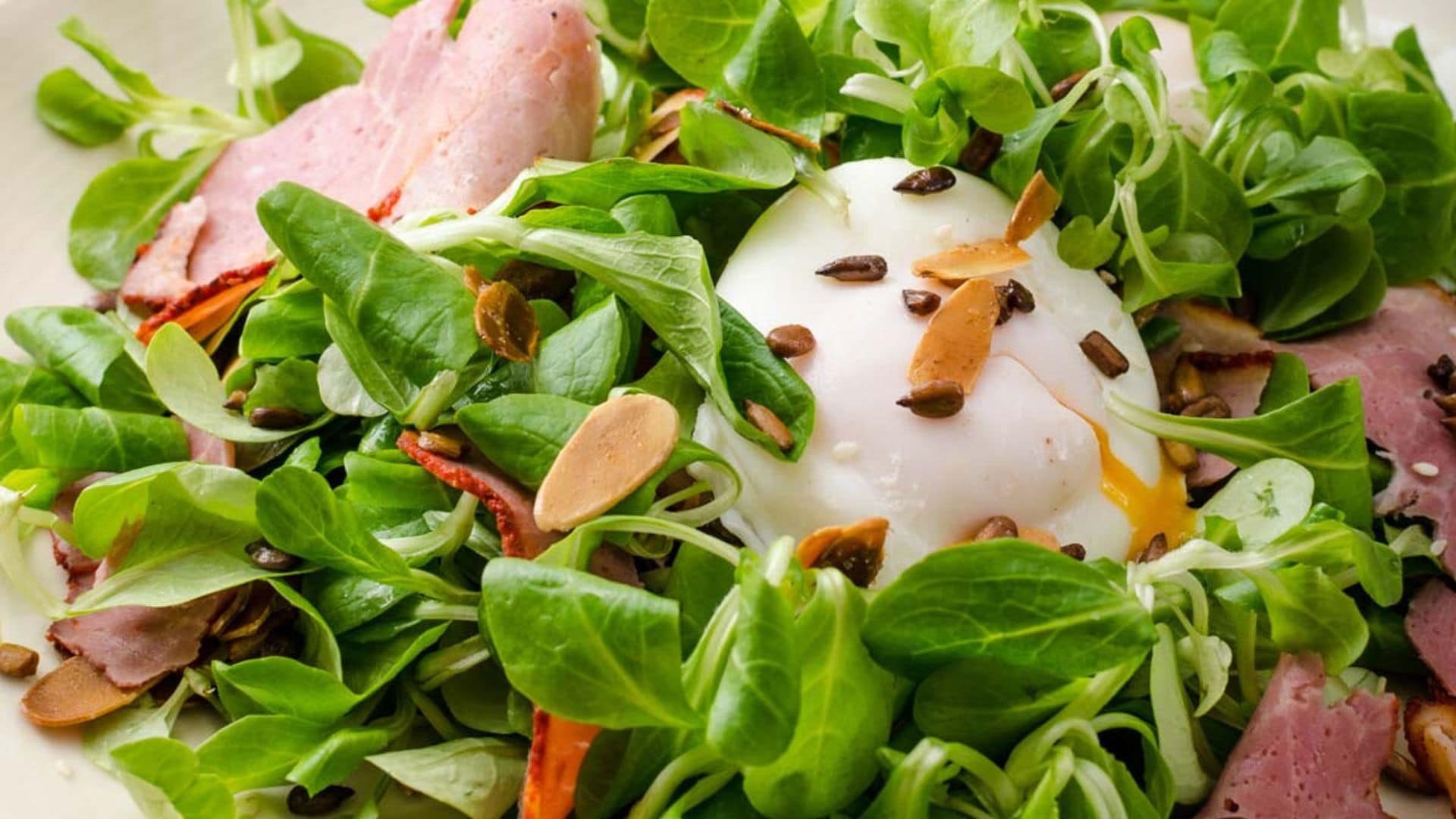 Ensalada de canónigos con rosbif y huevo poché