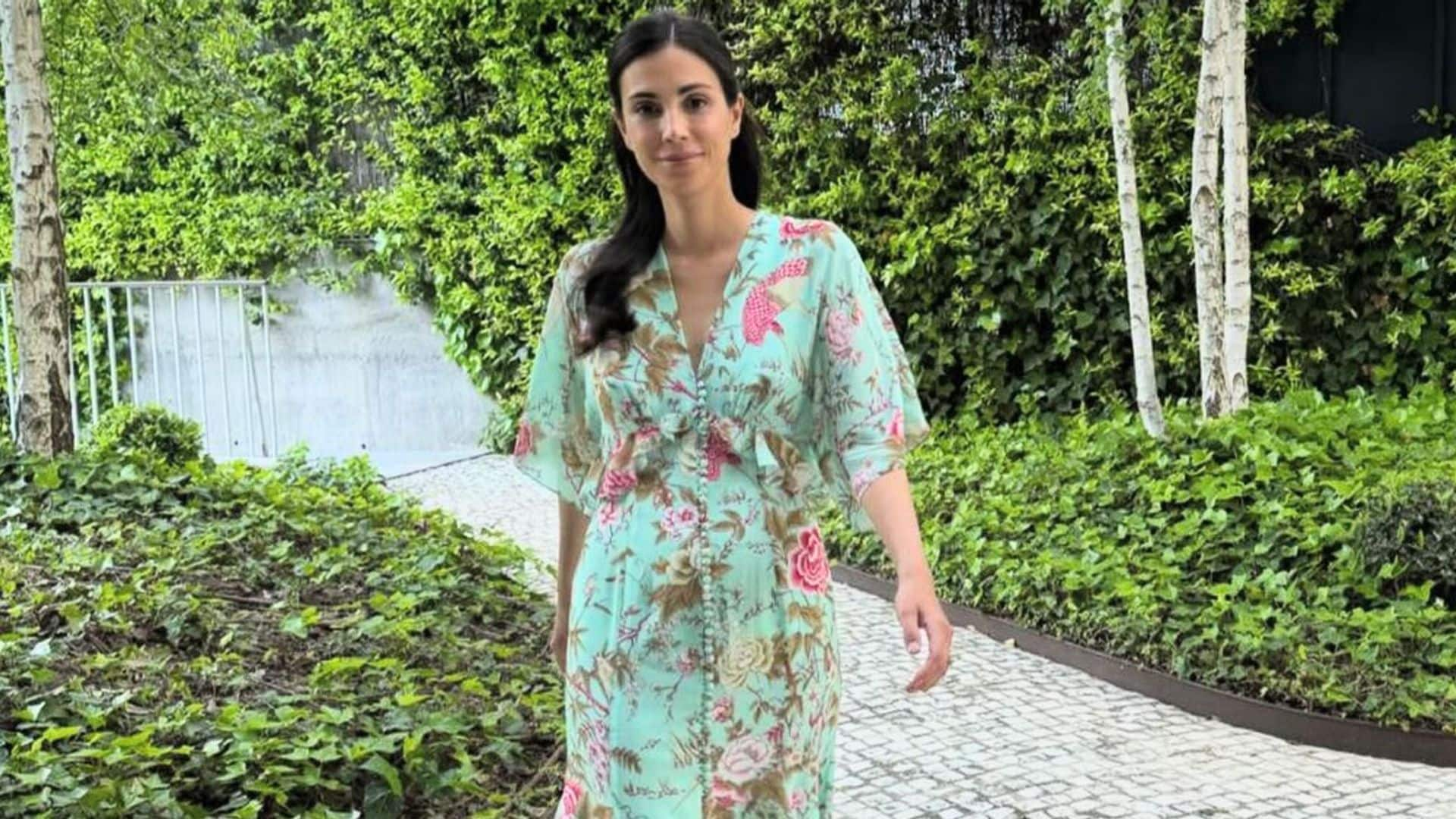 Sassa de Osma inspira a las invitadas de primavera con el vestido de flores más elegante