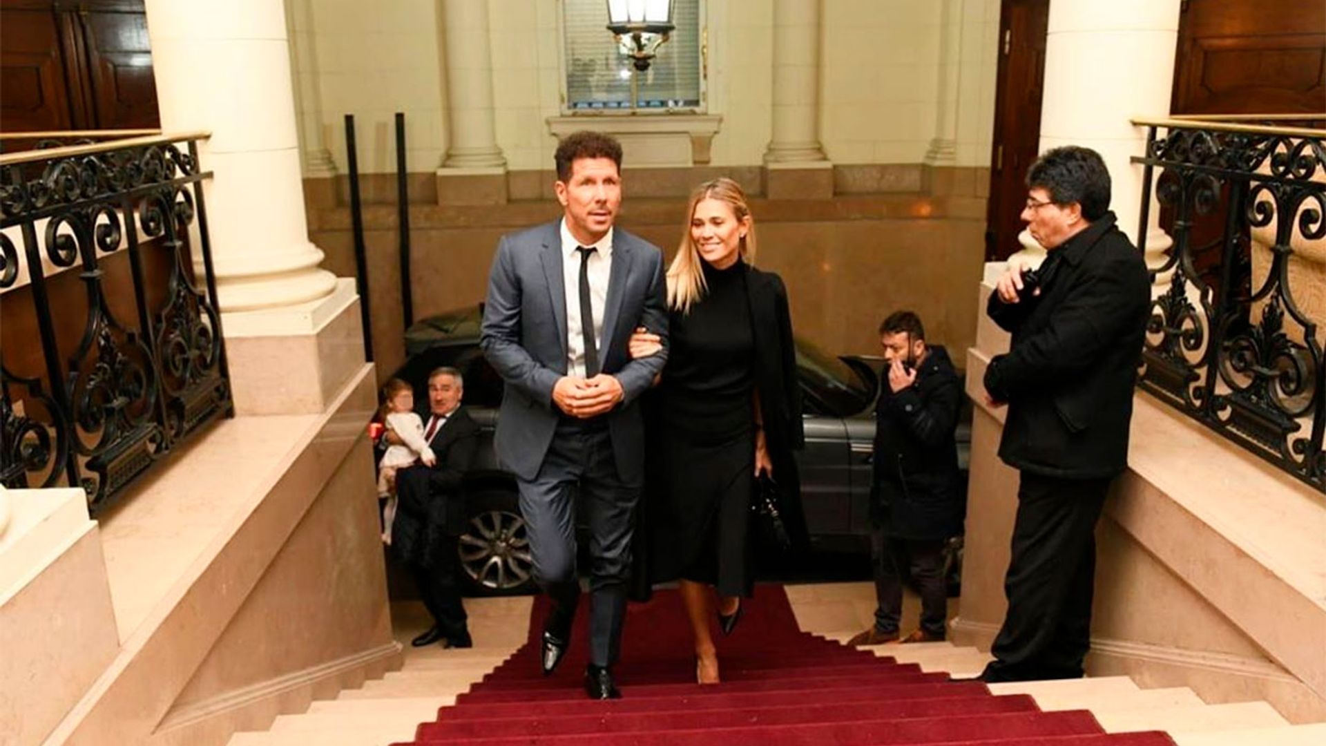 Tras su boda sorpresa, Simeone celebra en familia y en su tierra natal su último éxito