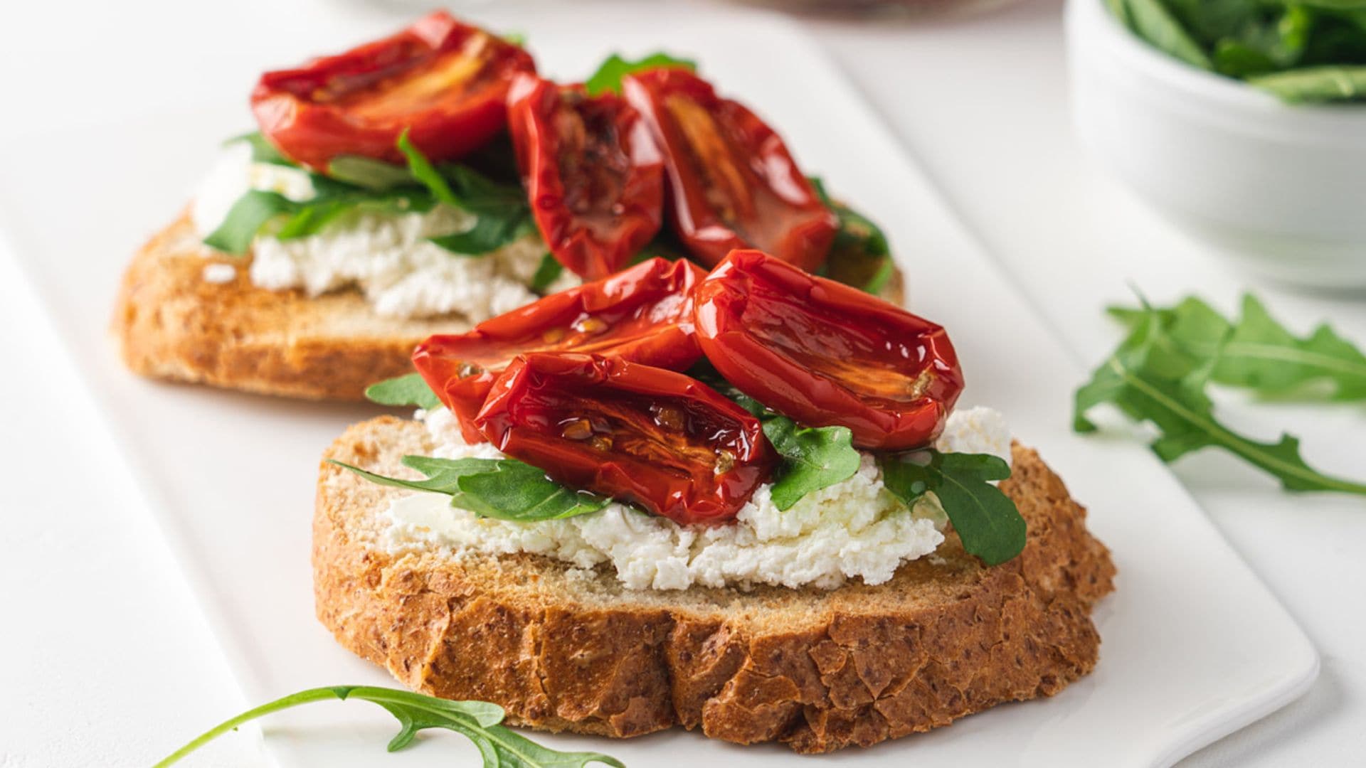 Tostadas de tomates secos y ricotta