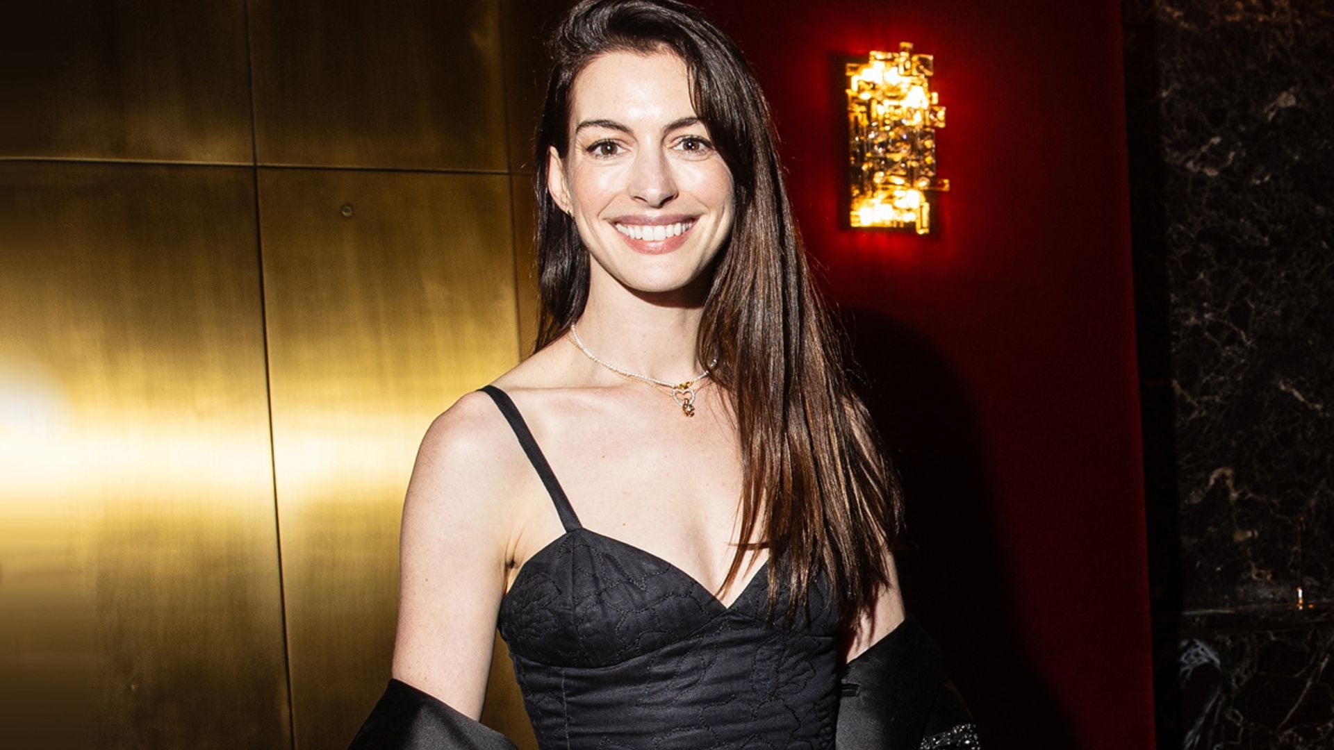 ¿Ir a una alfombra roja sin maquillaje? Sí, Anne Hathaway lo ha hecho (y ha triunfado)