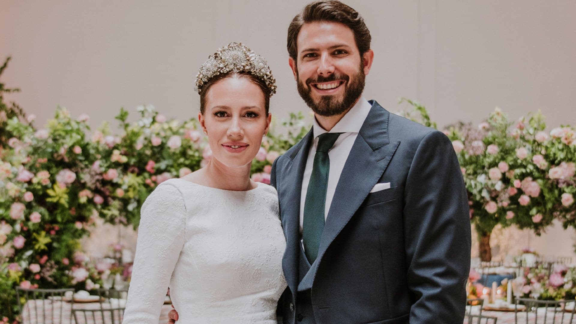 Carola Escámez se casa con Roberto Martín luciendo un vestido de novia desmontable y una preciosa tiara floral