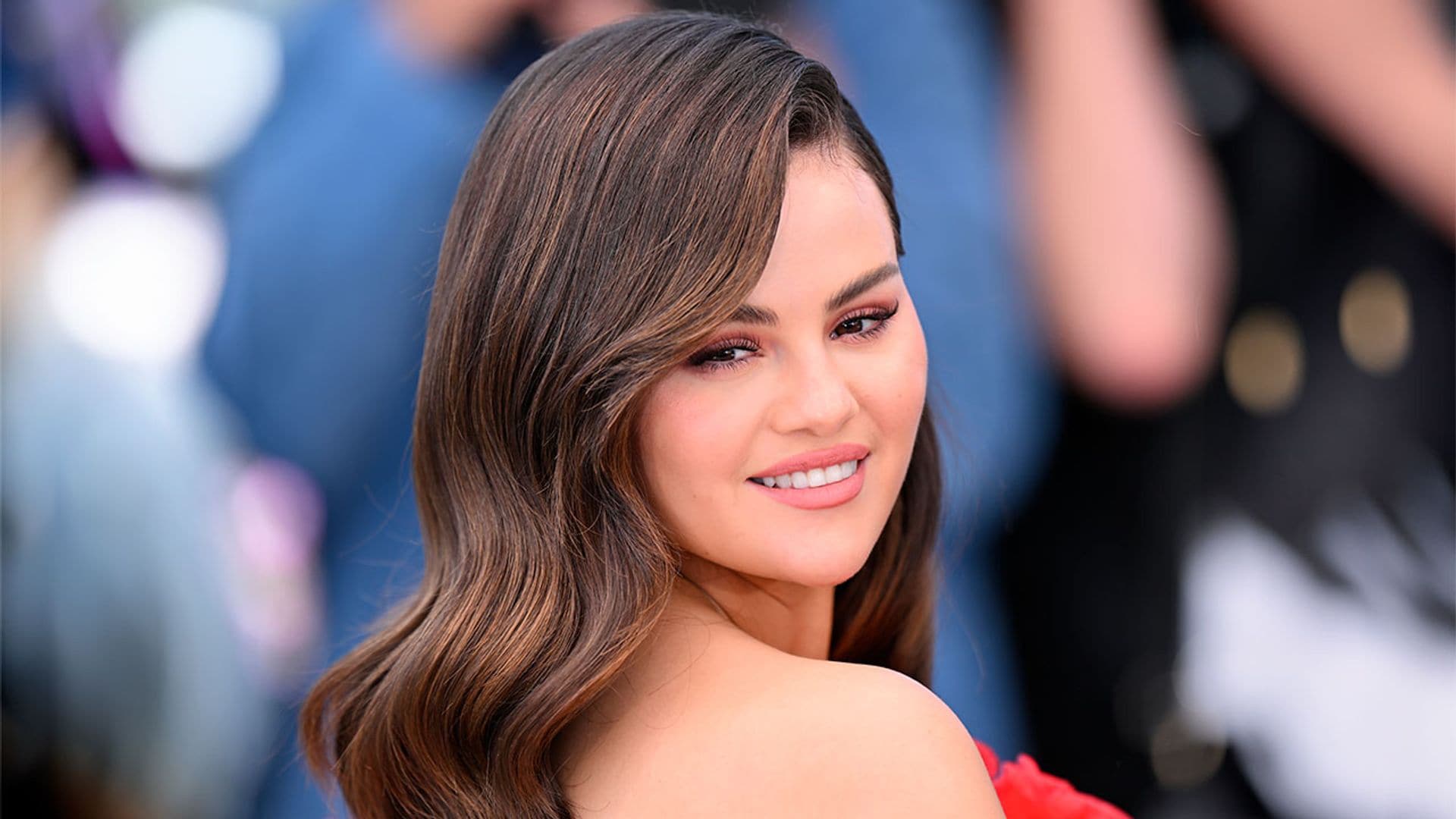 De la melena 'Old Hollywood' al moño desenfadado: los peinados perfectos de Selena Gomez en su regreso a Cannes