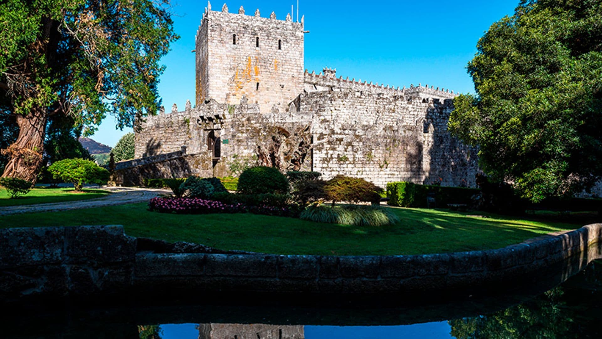 Soutomaior, un castillo perfumado por las camelias y marcando tendencia en la moda