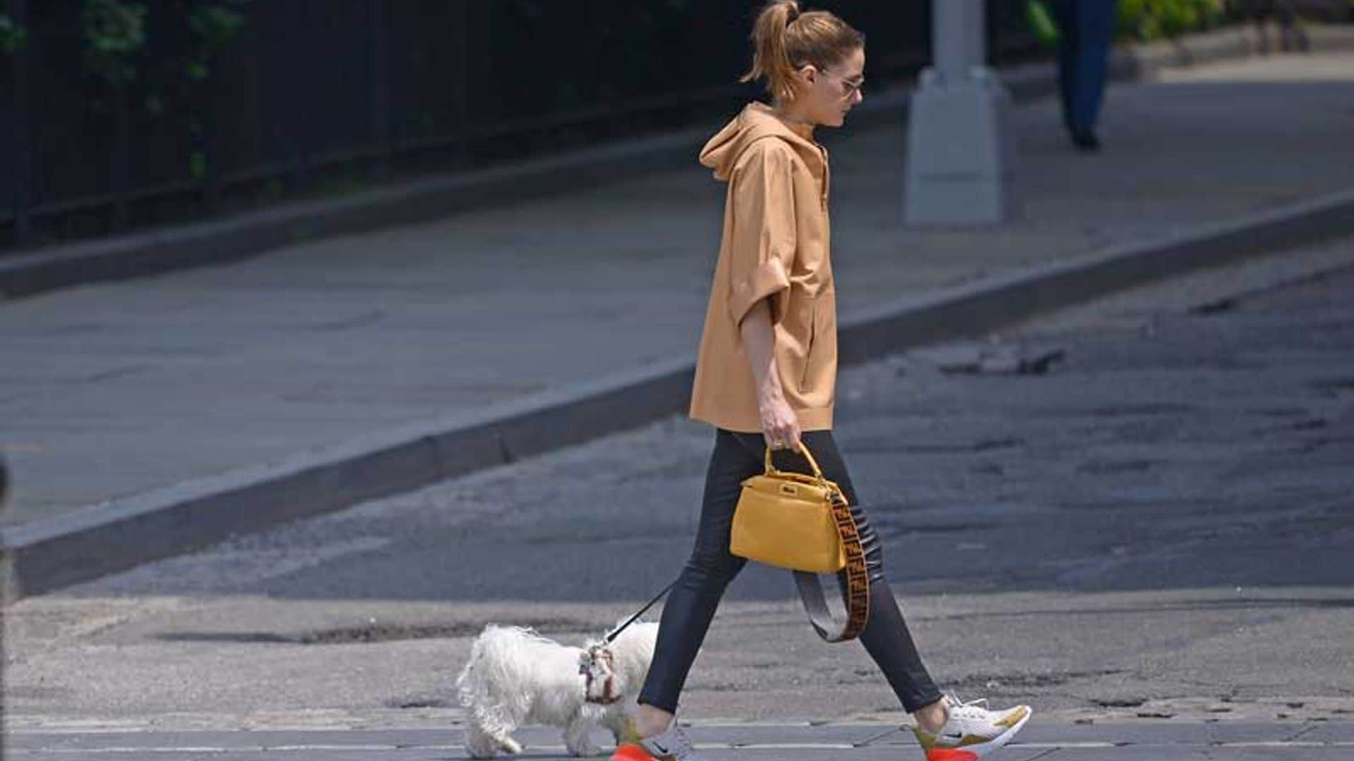 ‘Sneakers’ + vinilo: la fórmula de Olivia Palermo para sacar a su perro de paseo