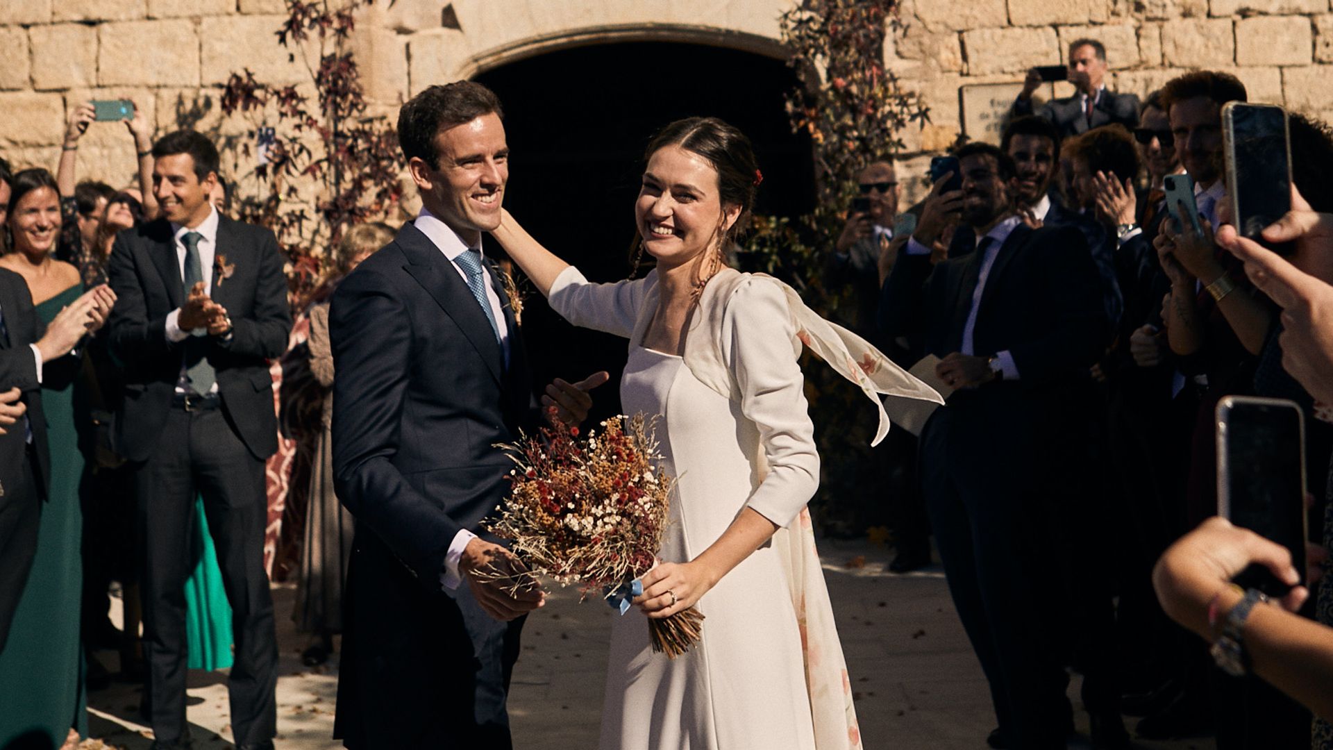 Marta, la novia otoñal que se casó en la Costa Brava con un espectacular lazo de flores pintado a mano