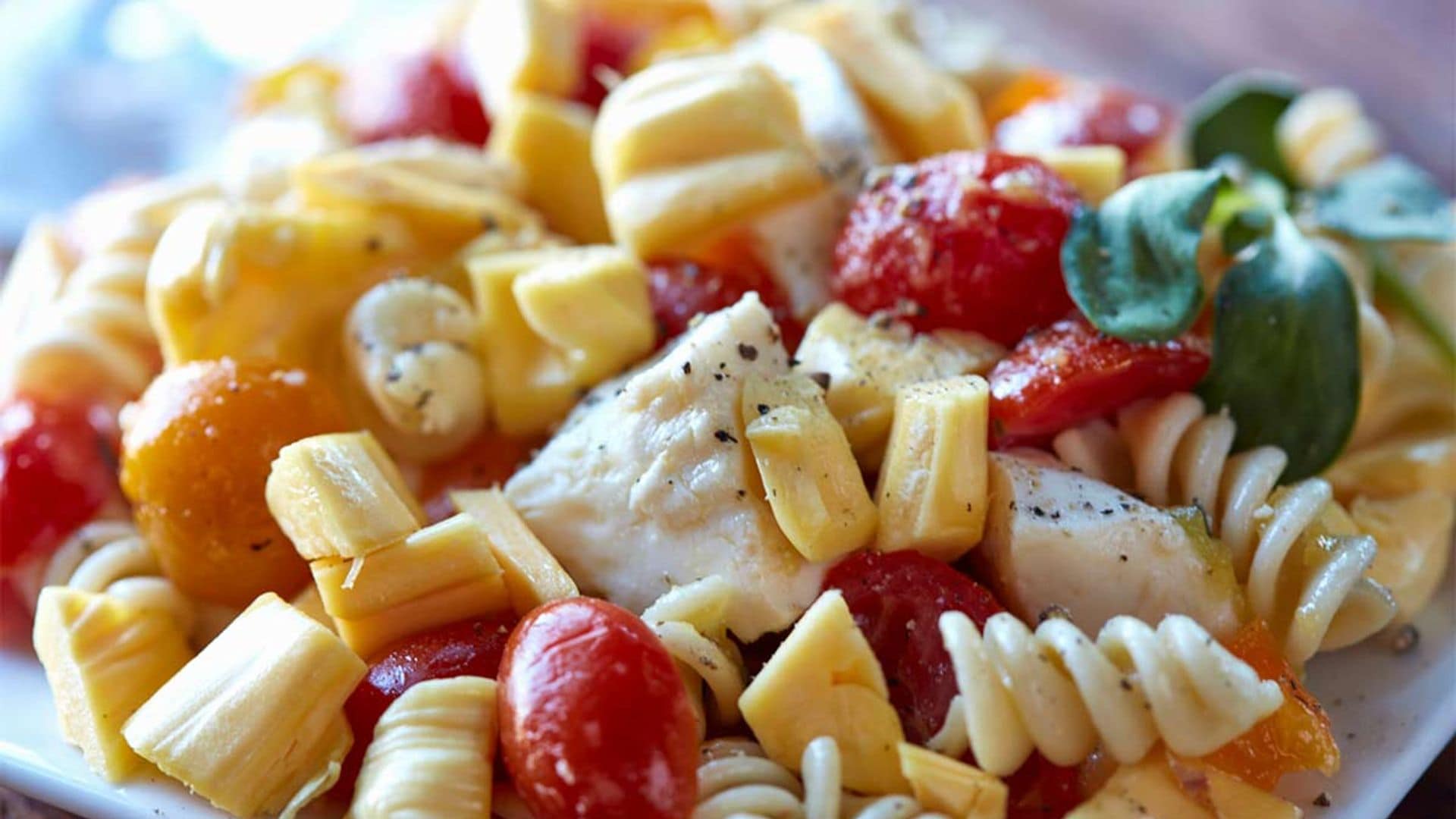 Ensalada de pasta, jackfruit, tofu y tomates cherry