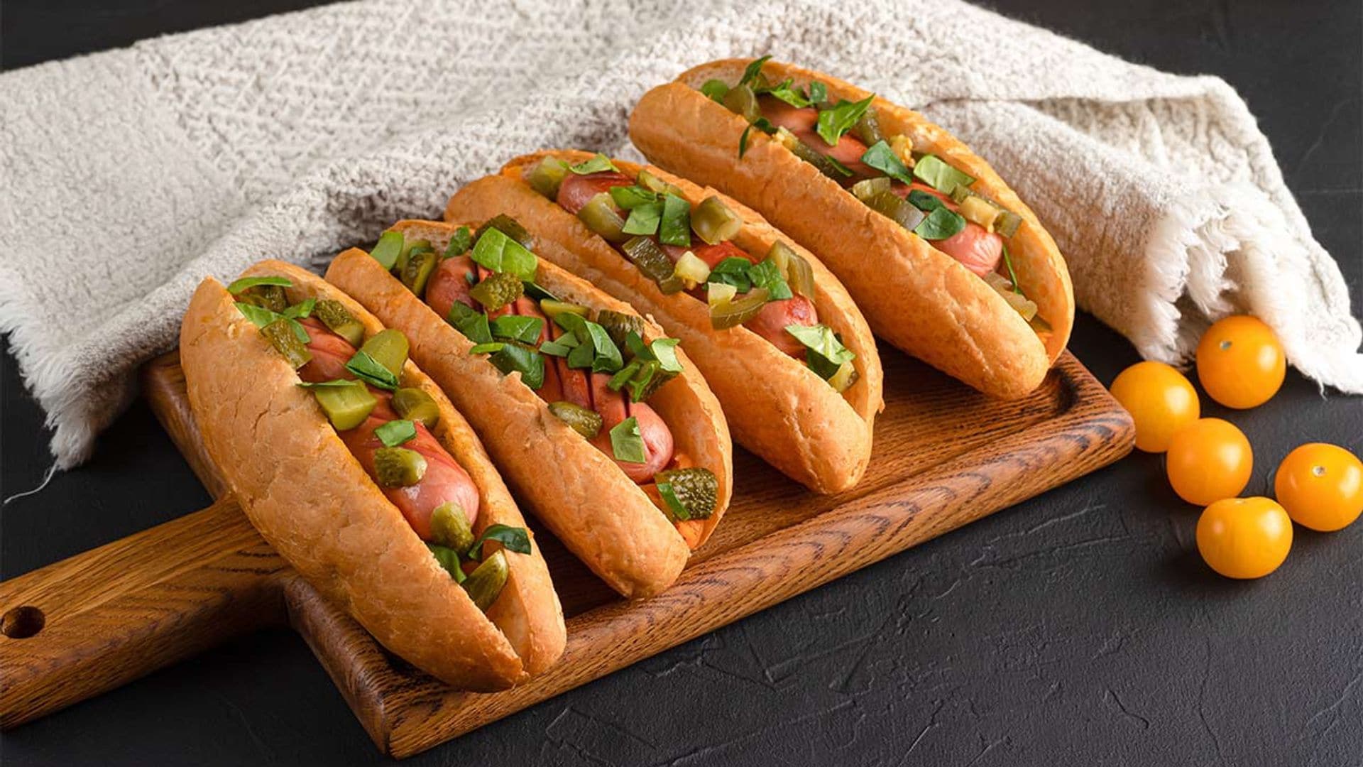 Mini 'hot dog' con encurtidos y menta