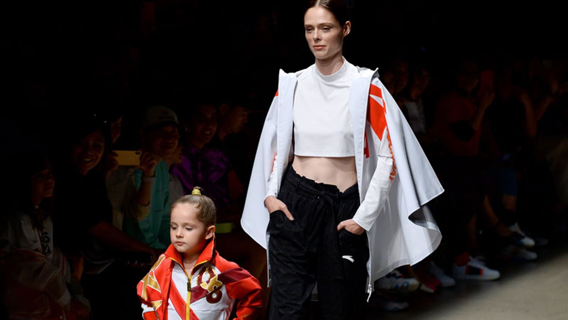 Coco Rocha y su hija cierran su primer desfile juntas sobre la pasarela de Nueva York