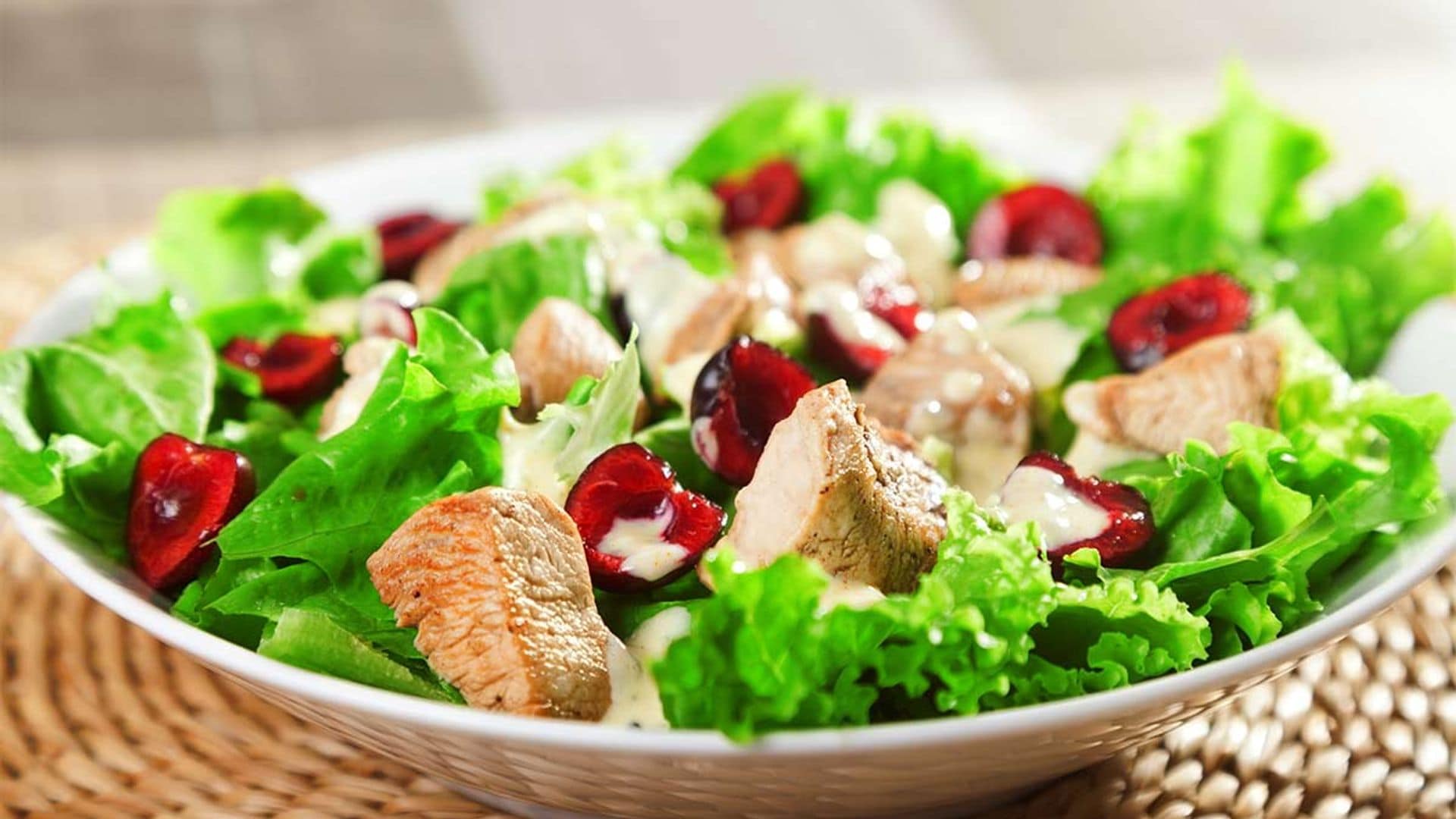 Ensalada de pollo y cerezas