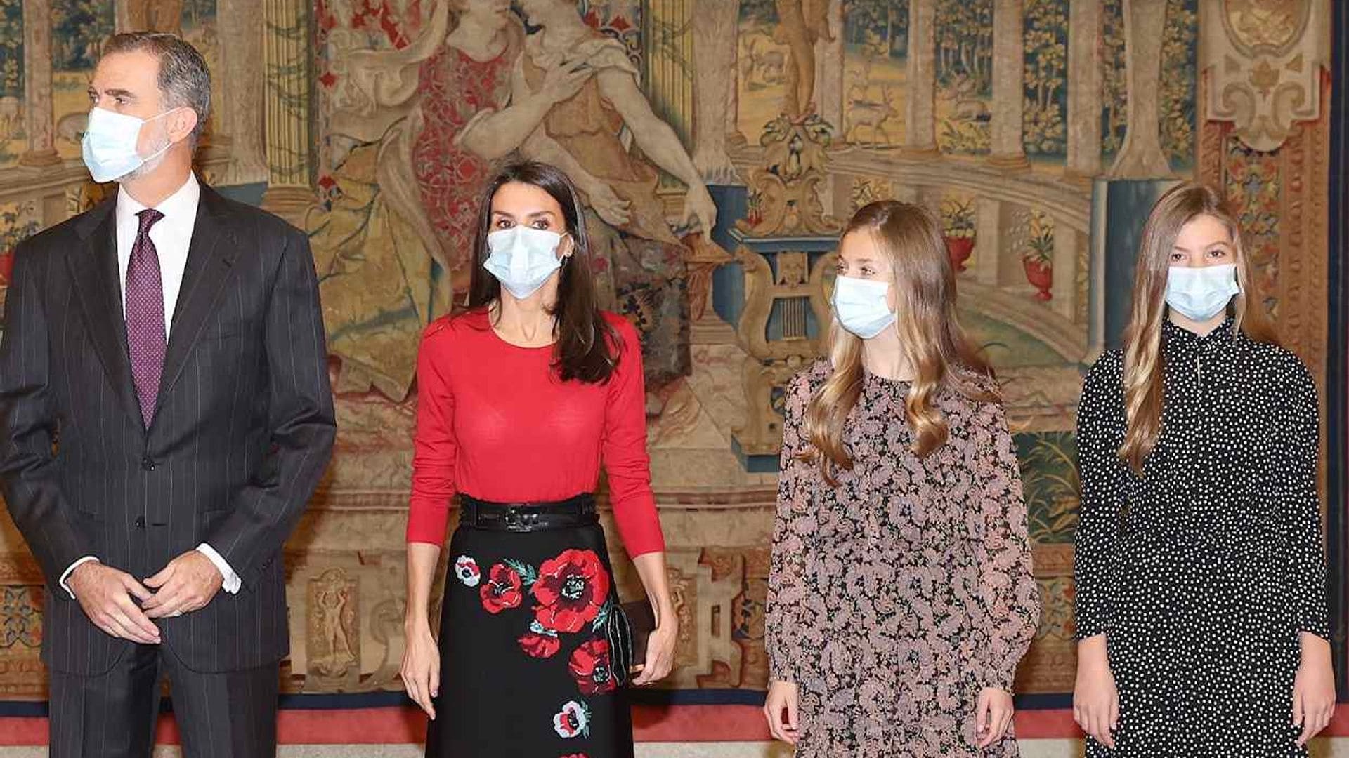 Leonor y Sofía acompañan por sorpresa a sus padres a una reunión de la Fundación Princesa de Girona