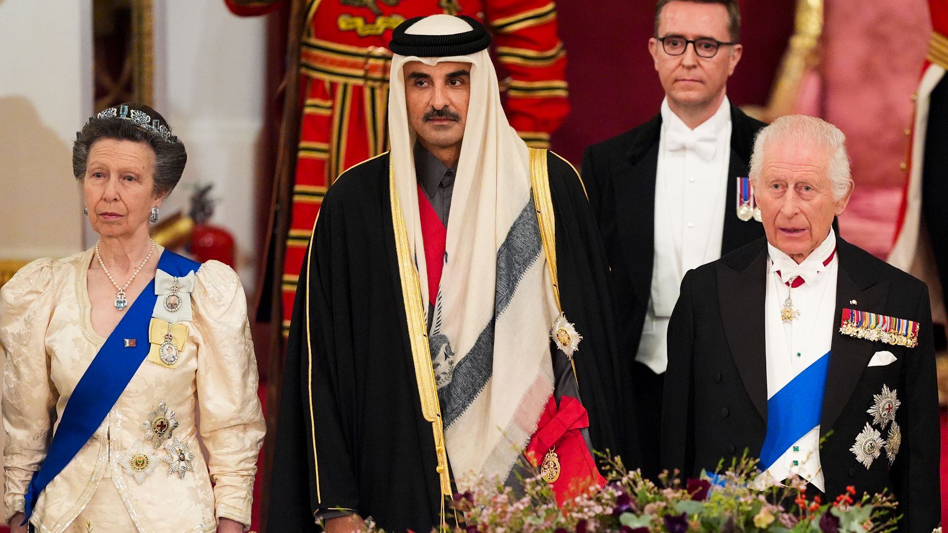 La princesa Ana junto al Emir de Cata en el banquete ofrecido en Londres