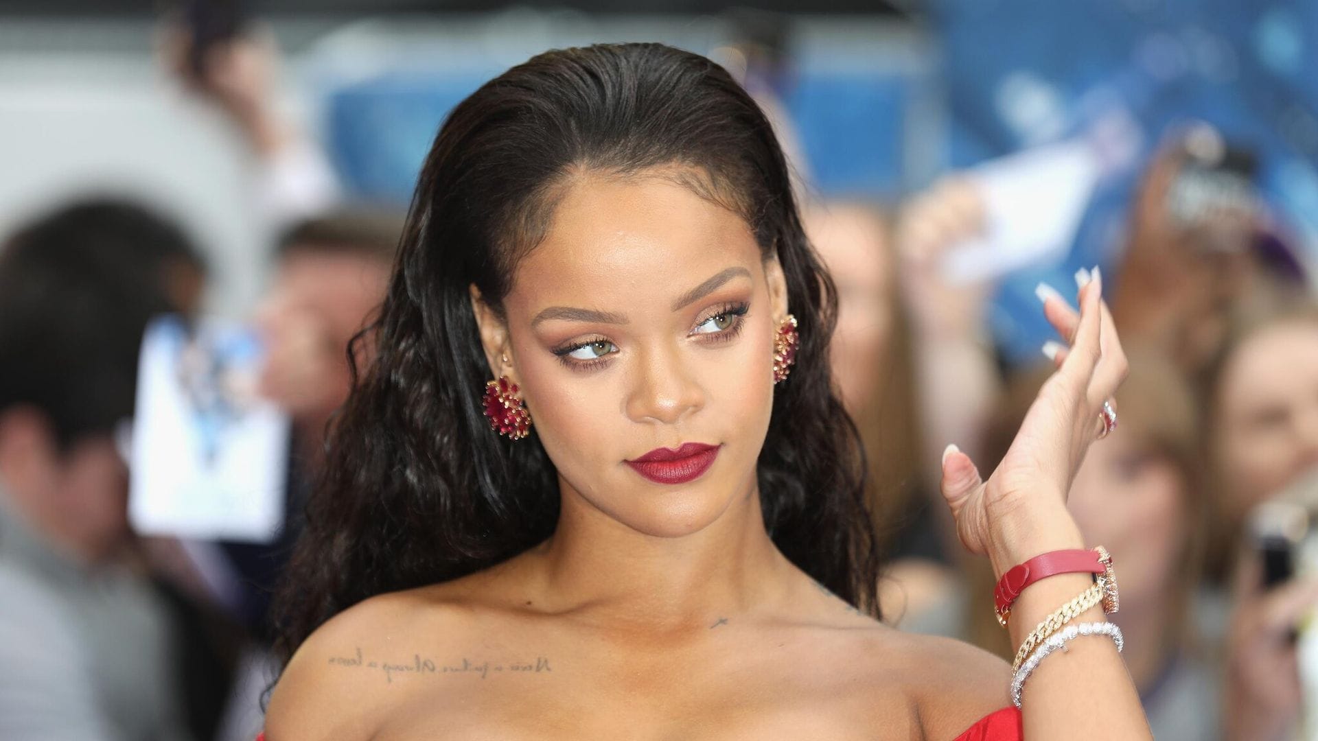 Rihanna ofrece una disculpa por ofender a la comunidad islámica en su desfile de lencería