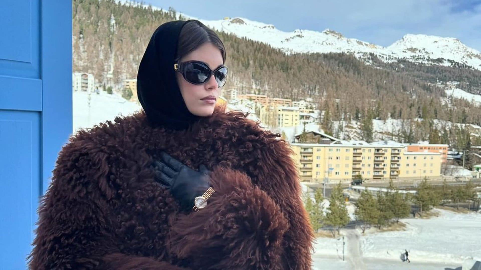 Kaia Gerber se suma a la tendencia 'Mob Wife' con un lookazo de alto impacto en St. Moritz