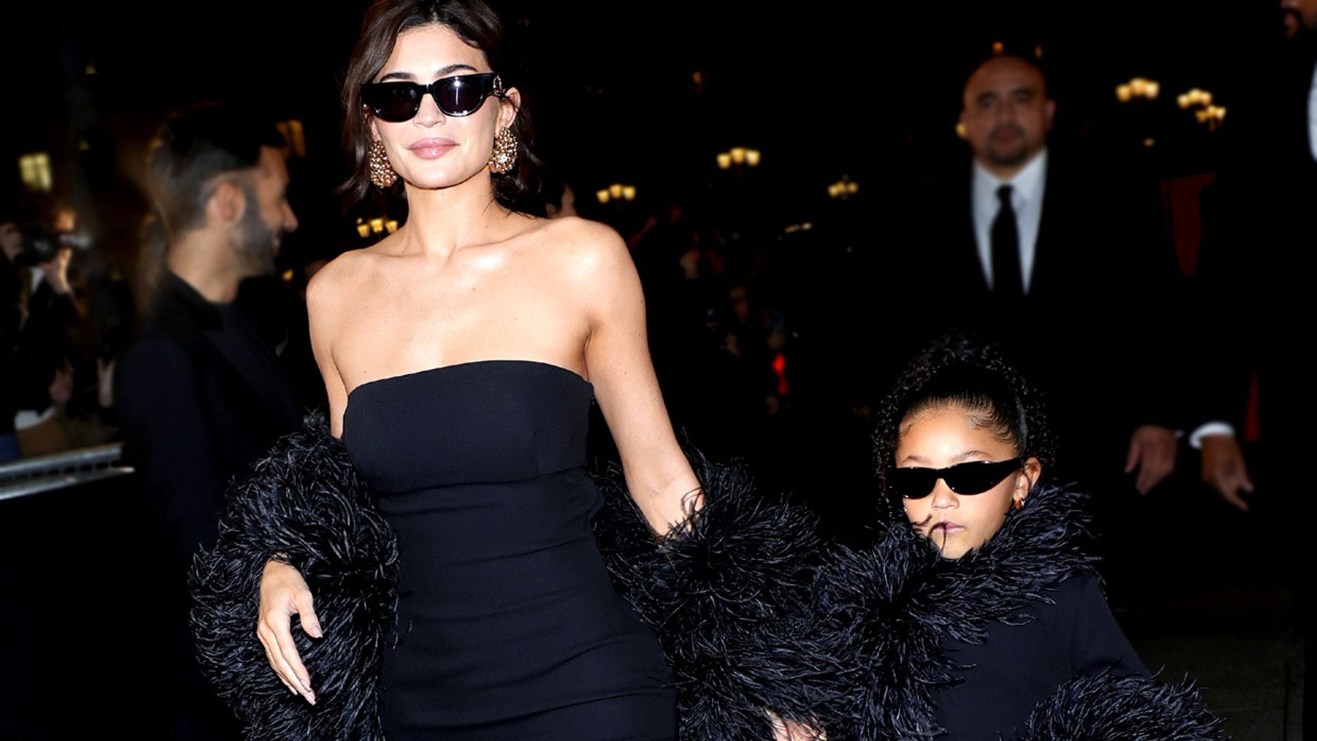 Kylie Jenner y su hija Stormi, de 5 años, causan sensación en París con sus looks a juego