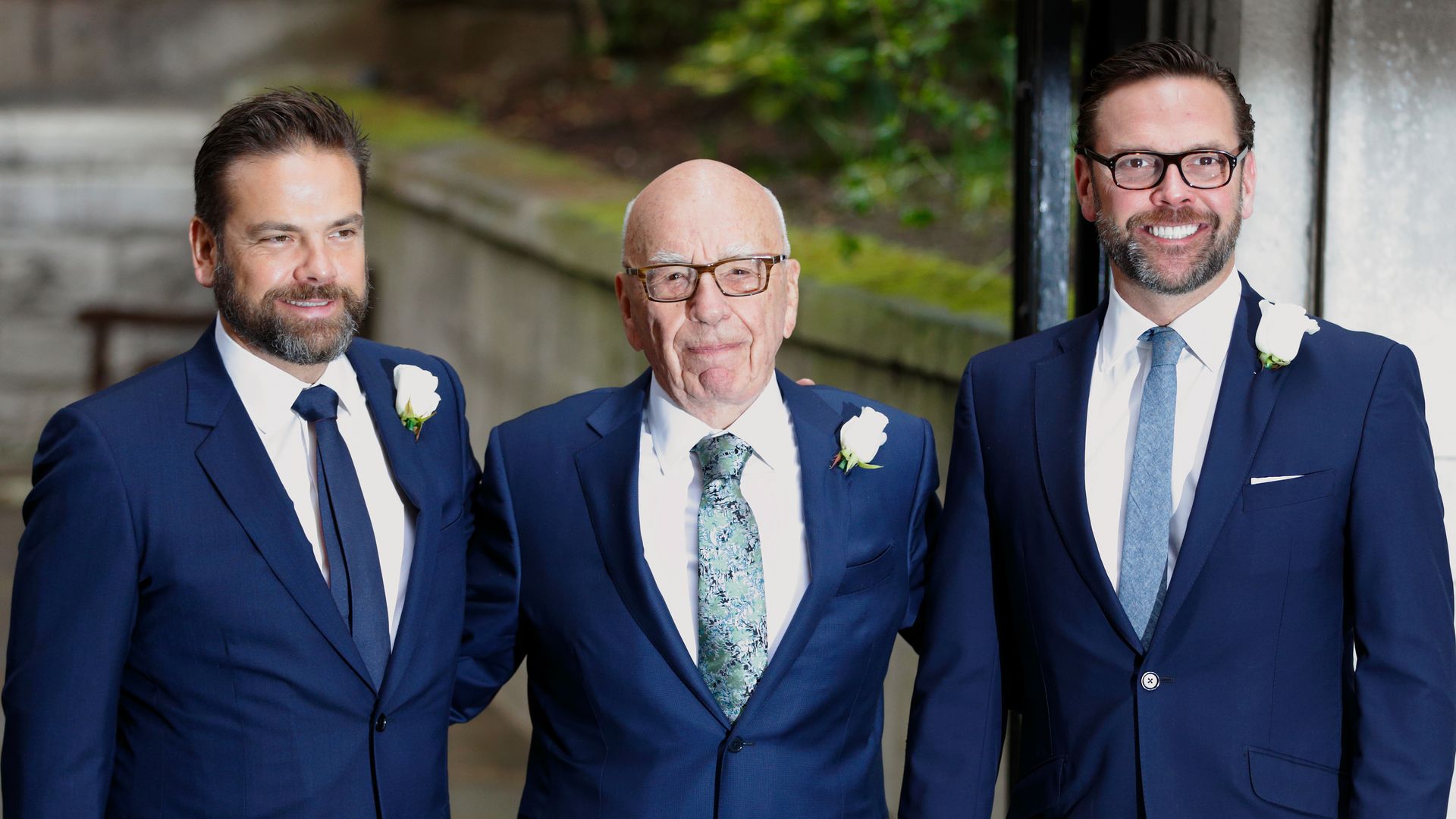 Rupert Murdoch con sus hijos James y Lachlan el día de su boda con Jerry Hall, en Londres en 2016