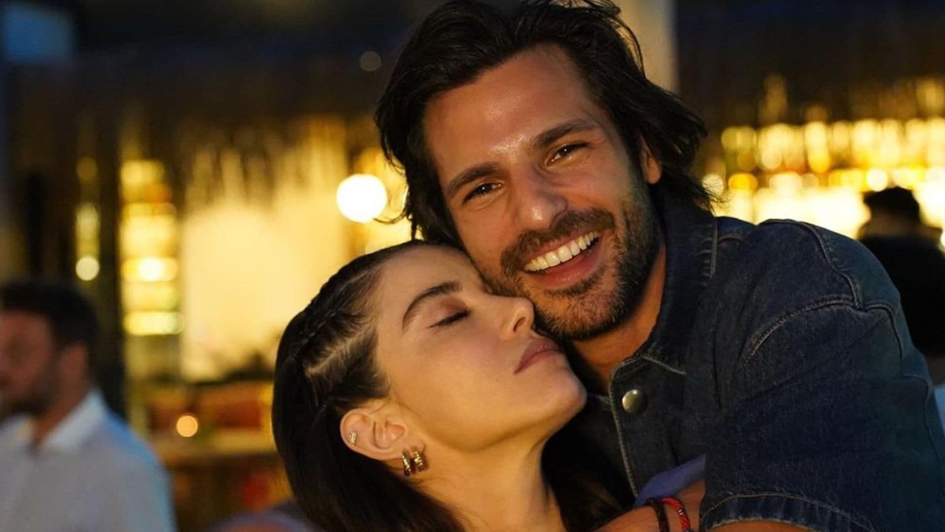 Las dos bodas que van a celebrar Özge Gürel y Serkan Çayoğlu y el 'mal trago' del novio durante la pedida de mano