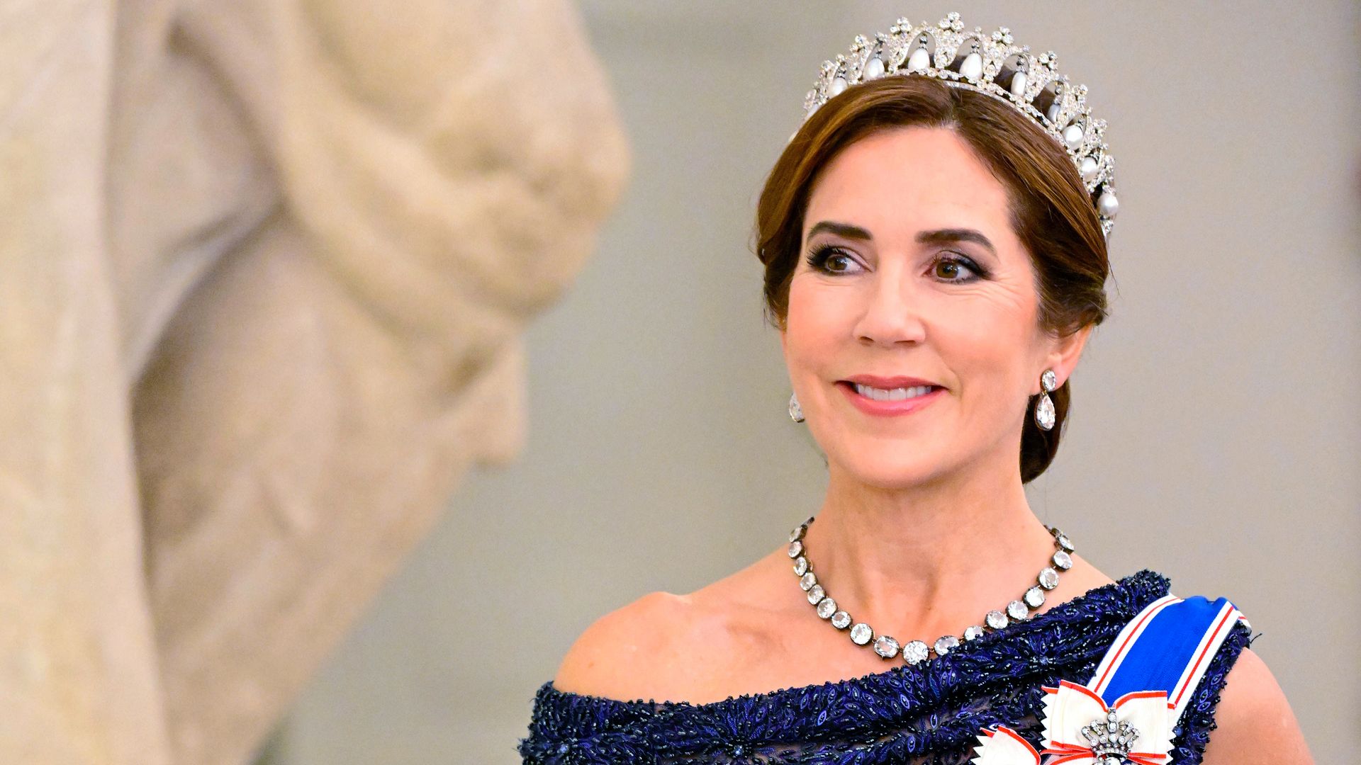 Mary de Dinamarca, la reina que se supera con looks de gala customizados o de estreno