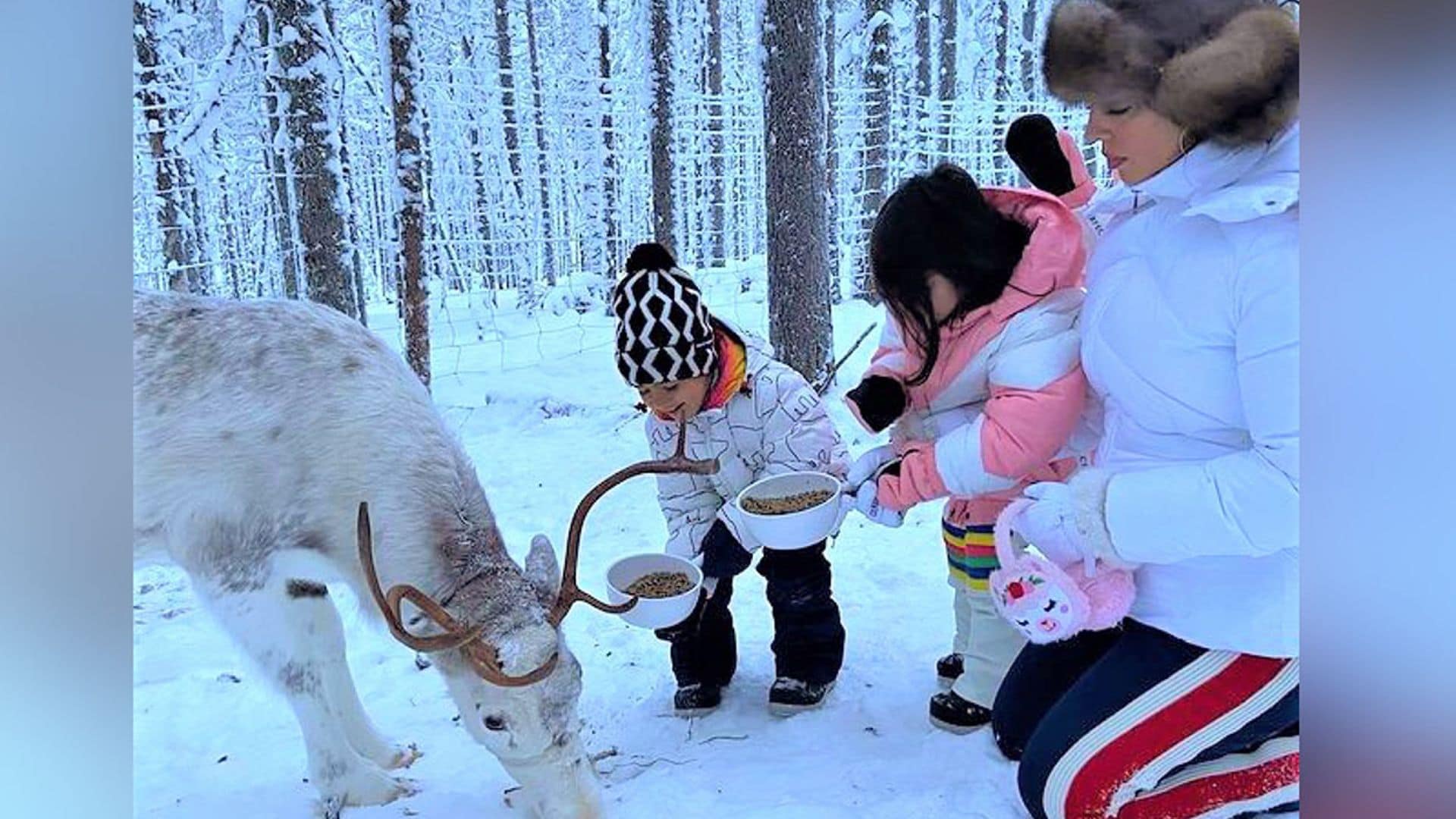 ¡Dando de comer a los renos! Las espectaculares imágenes de Georgina Rodríguez y sus niños en el Polo Norte