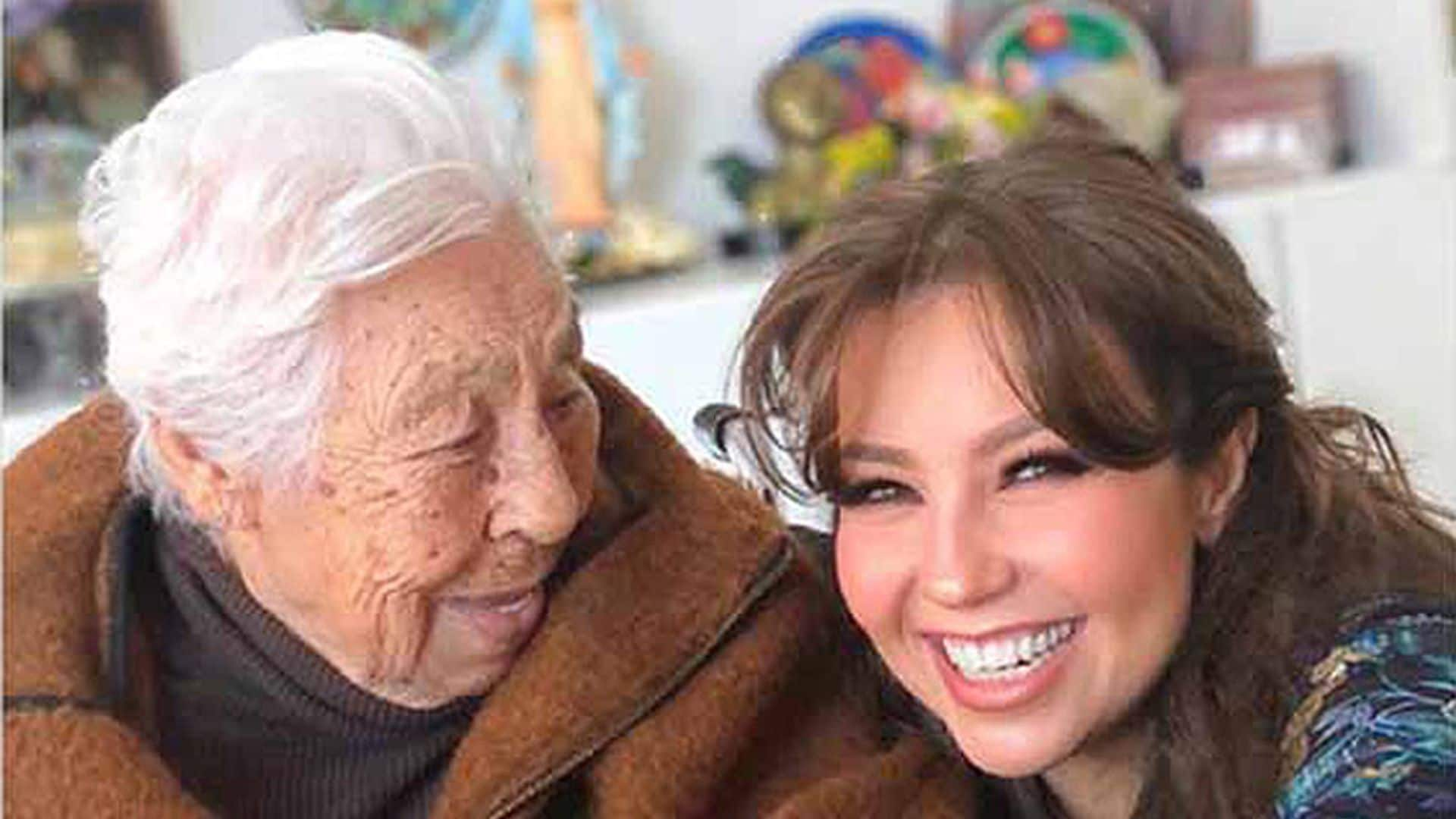 ¡La foto más tierna! Thalía aprovecha su gira en México para reencontrarse con su abuela