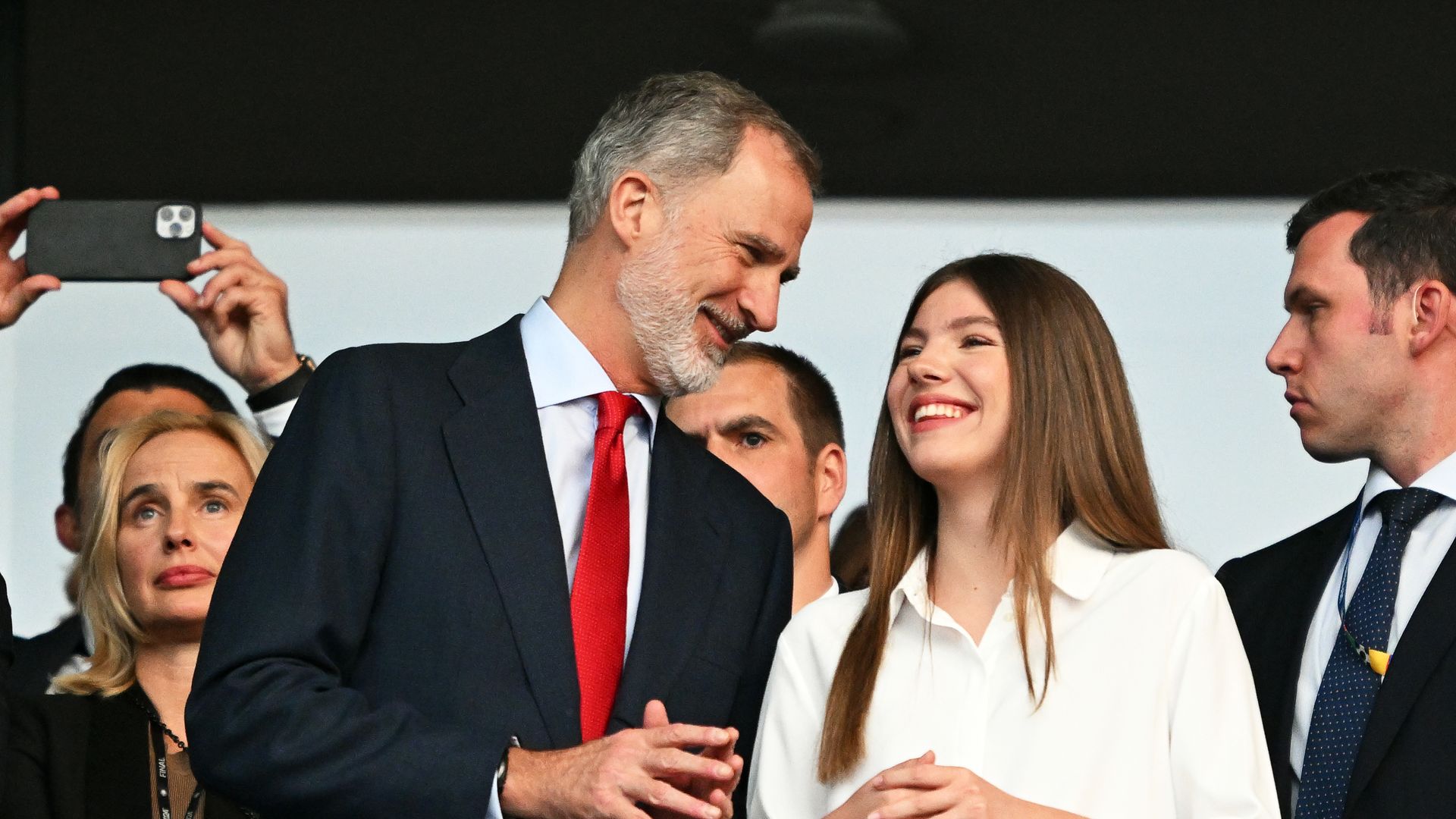 El rey Felipe y la infanta Sofía vibran con la victoria de La Roja en la Eurocopa: todas las imágenes de la celebración