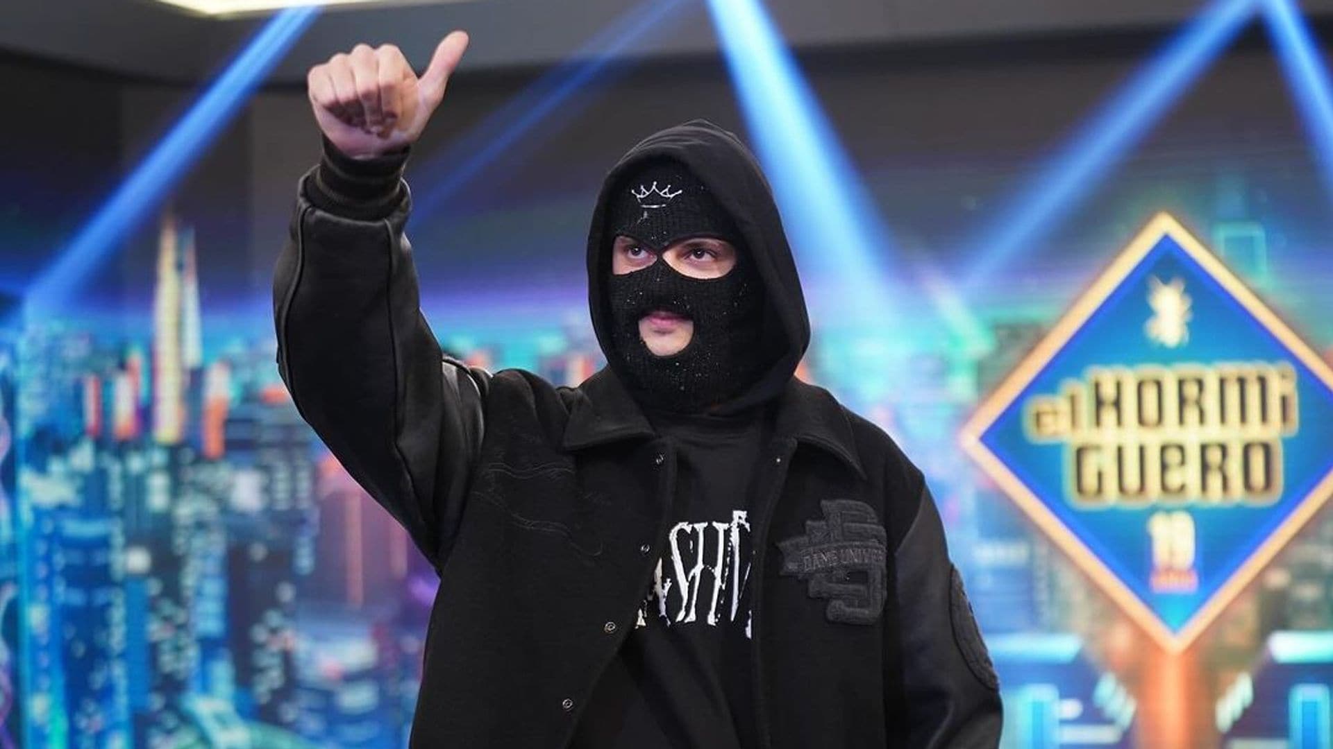 El influencer enmascarado Ceciarmy recibe una llamada sorpresa en 'El Hormiguero' que le deja sin palabras