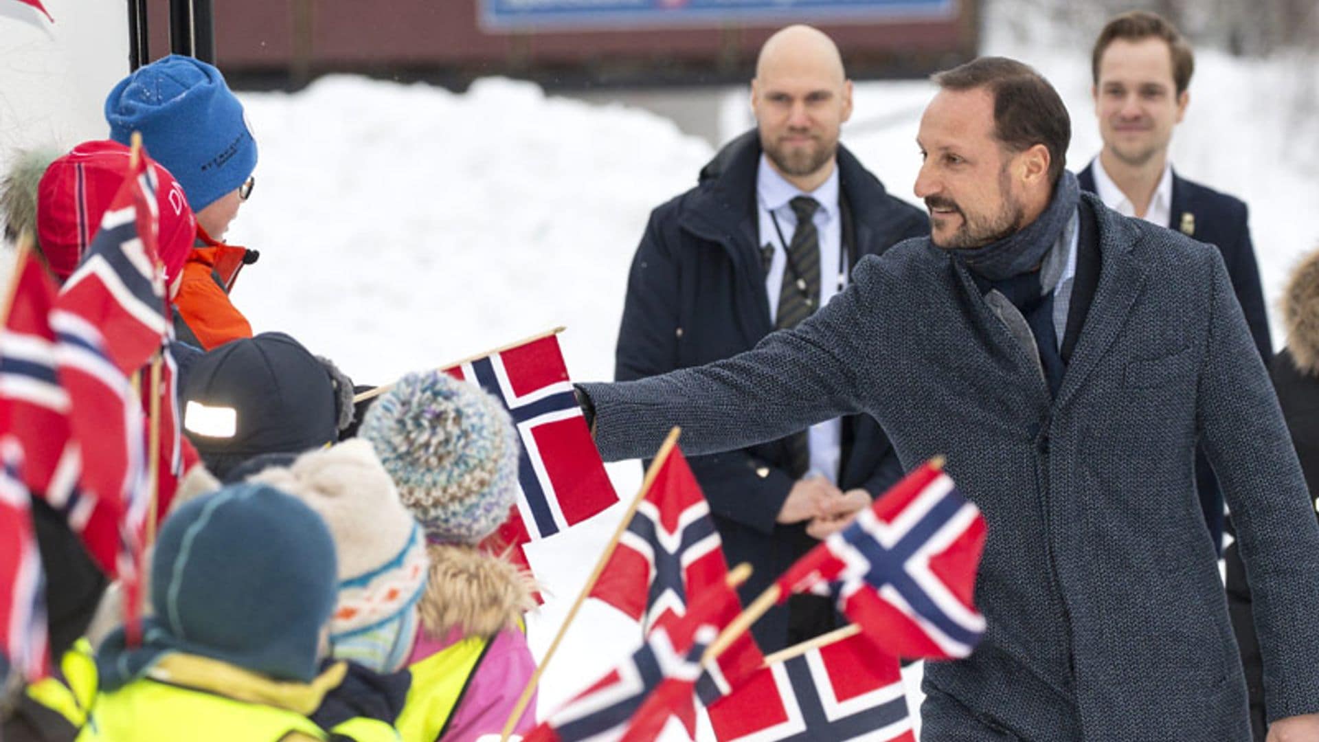 Haakon de Noruega acepta el reto y salta por los aires