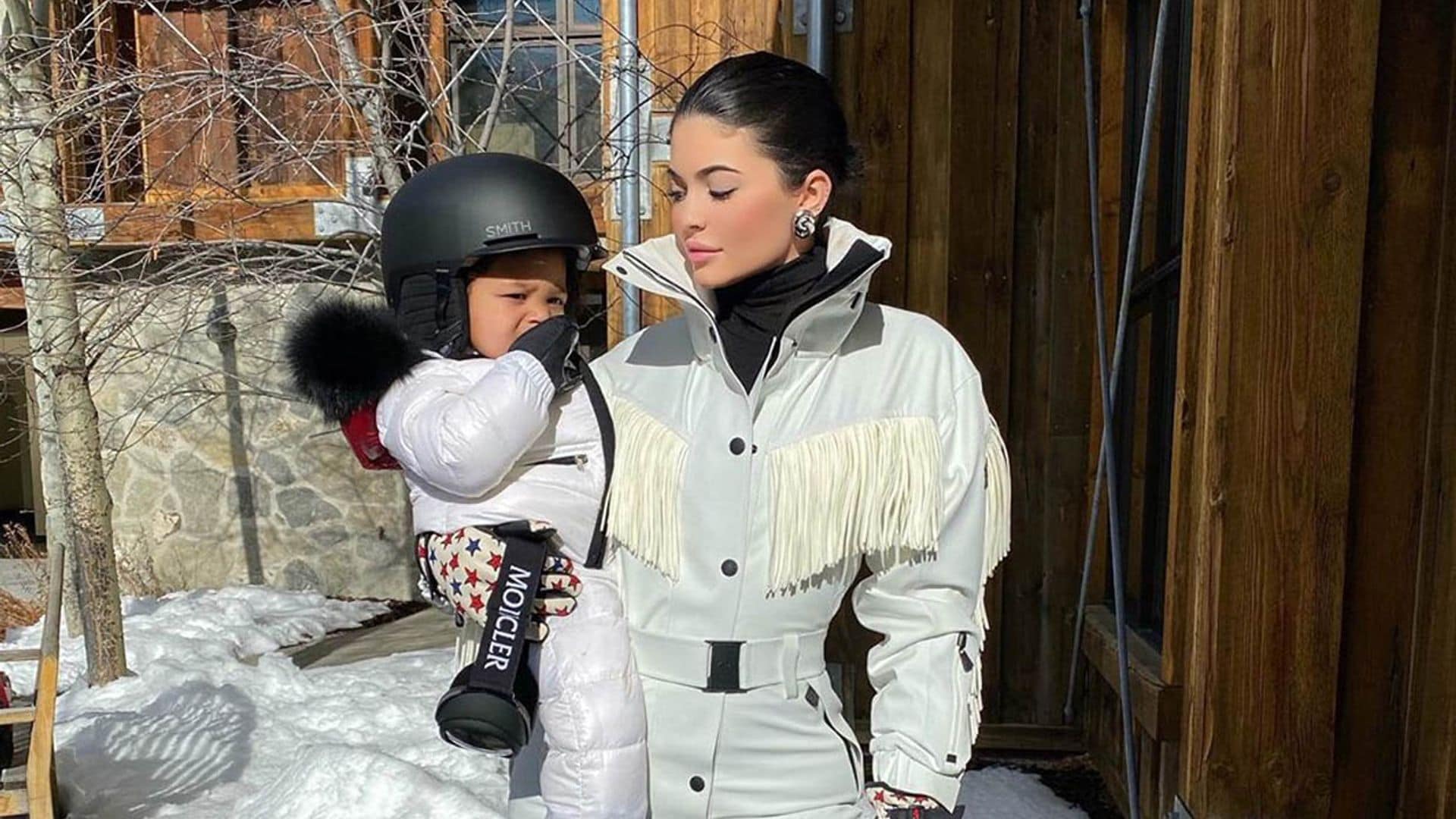 ¡Te vas a derretir! El adorable vídeo de Stormi, la hija de Kylie Jenner, haciendo sus pinitos con el snowboard