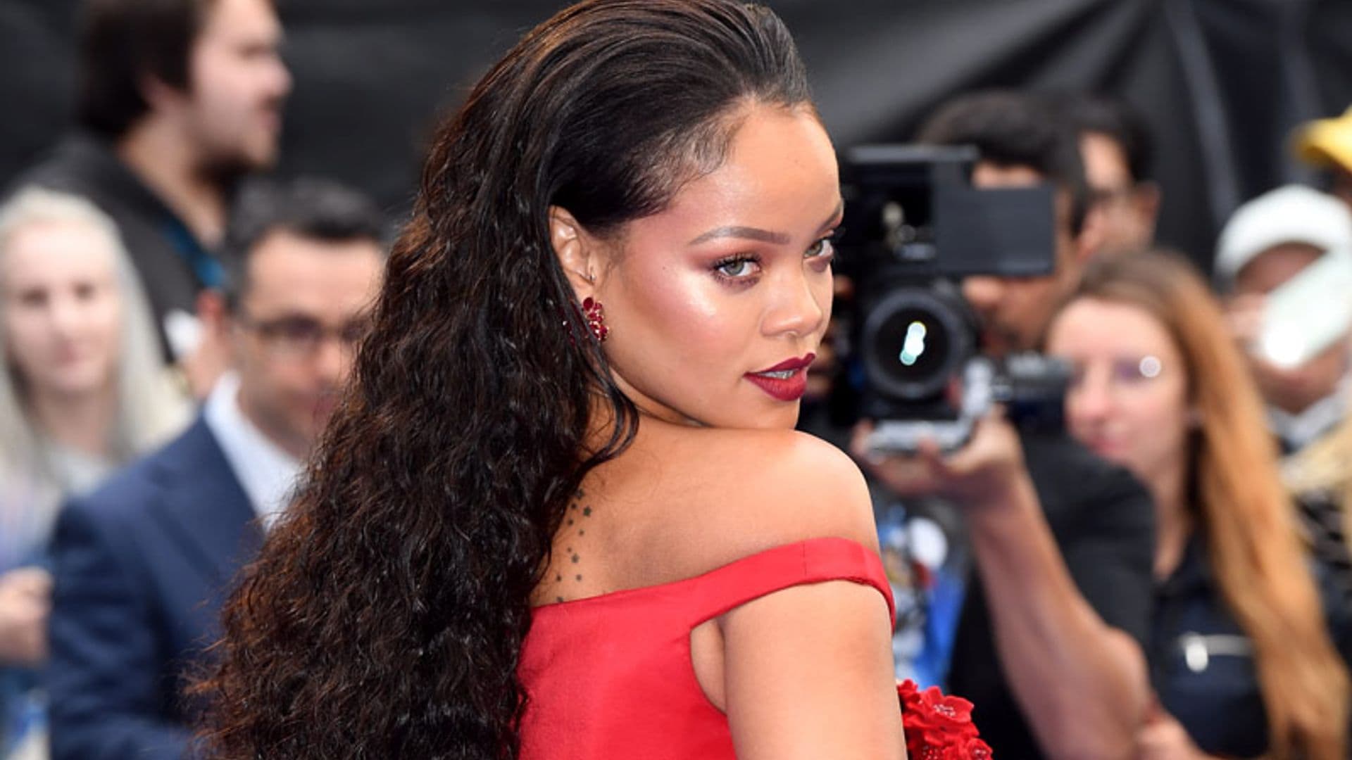 Rihanna tiene nuevo escote favorito, ¡y nosotros sabemos por qué!