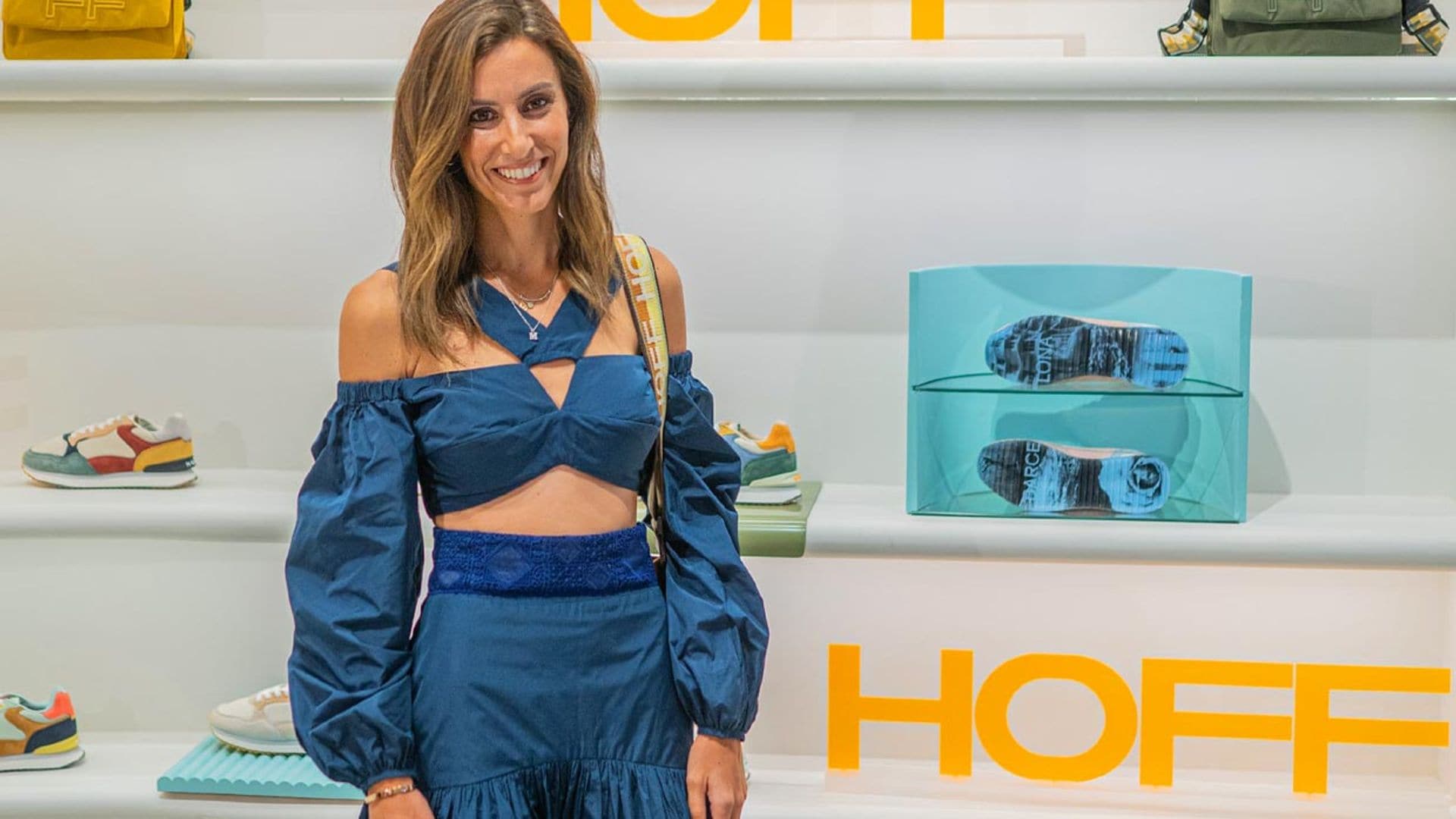 Los detalles del moderno look de Ana Boyer con un 'cropped top' y zapatillas