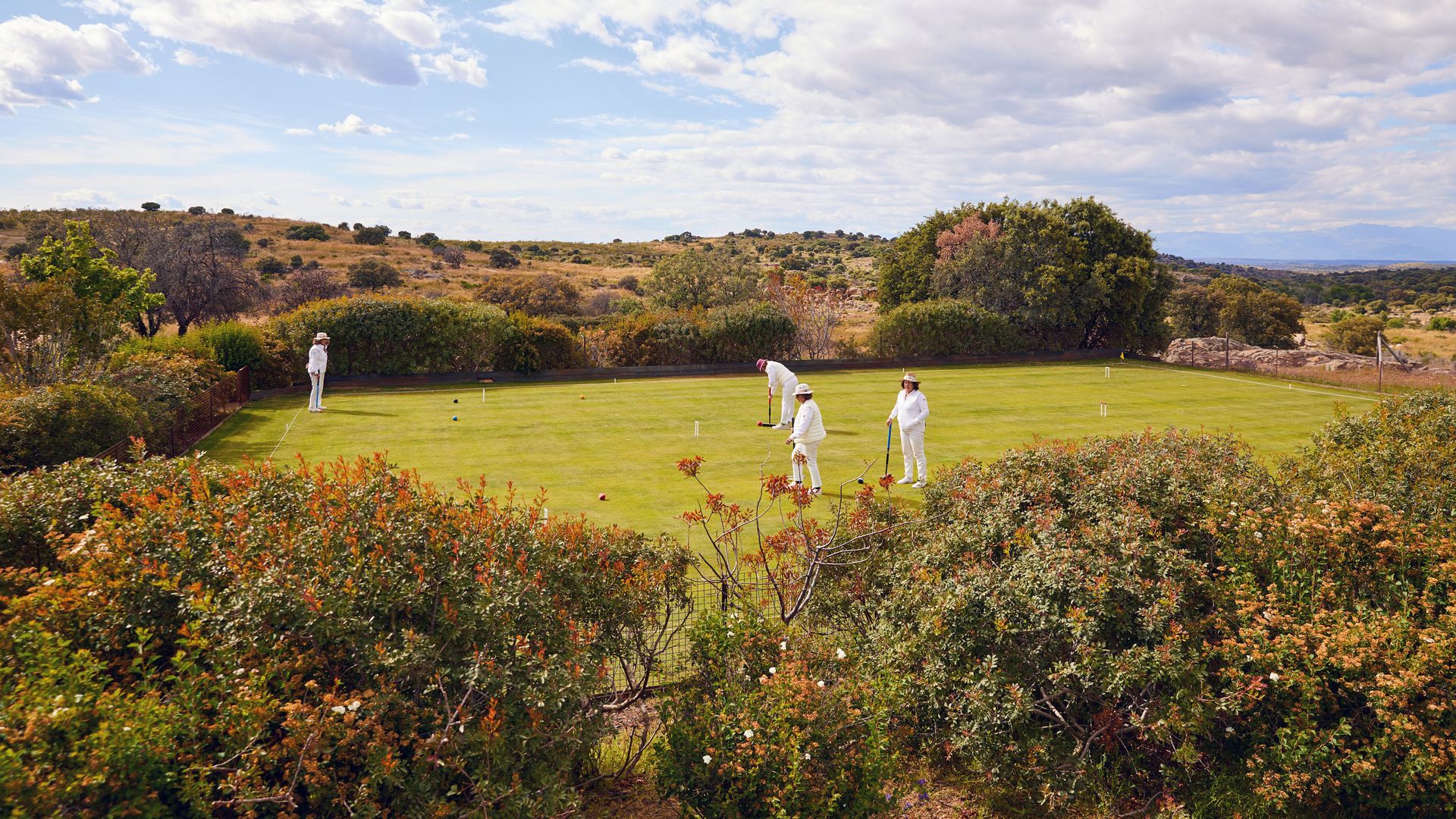 Una familia jugando al croquet