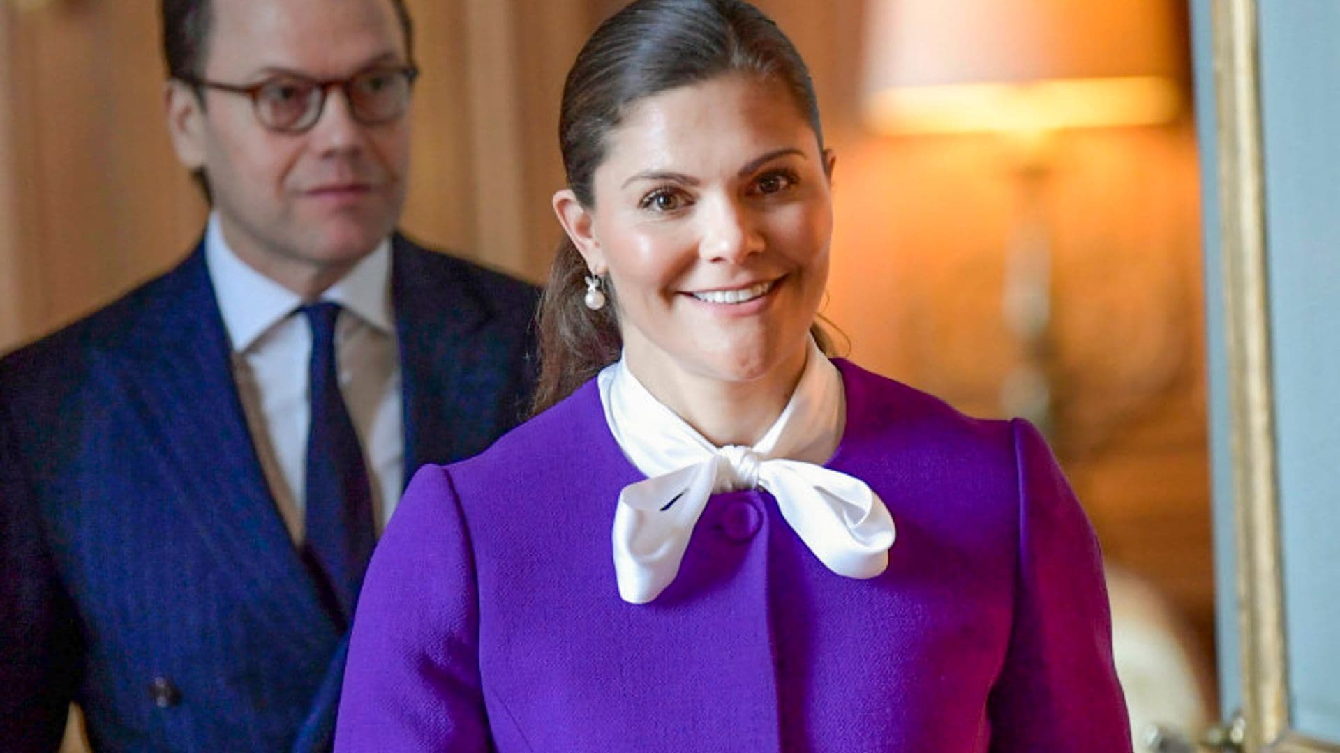 Victoria de Suecia se inspira en Kate para su último acto: ¿es el morado el nuevo color 'royal'?