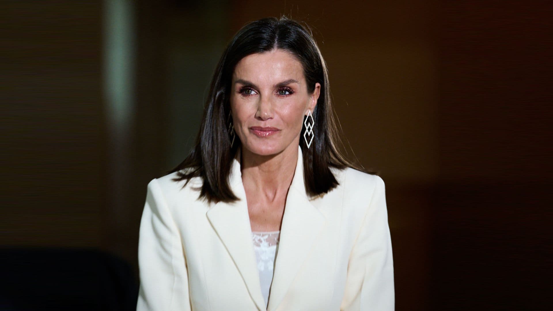 La reina Letizia estrena un impecable traje blanco de la colección más deseada de Victoria Beckham