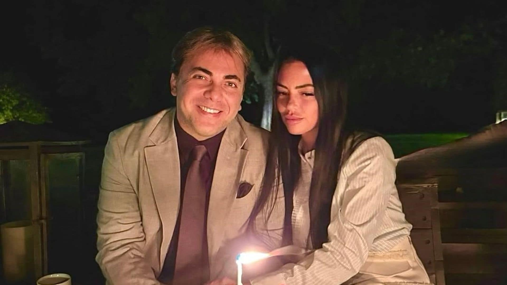 Ajenos a los rumores, Cristian Castro y su novia reaparecen enamorados