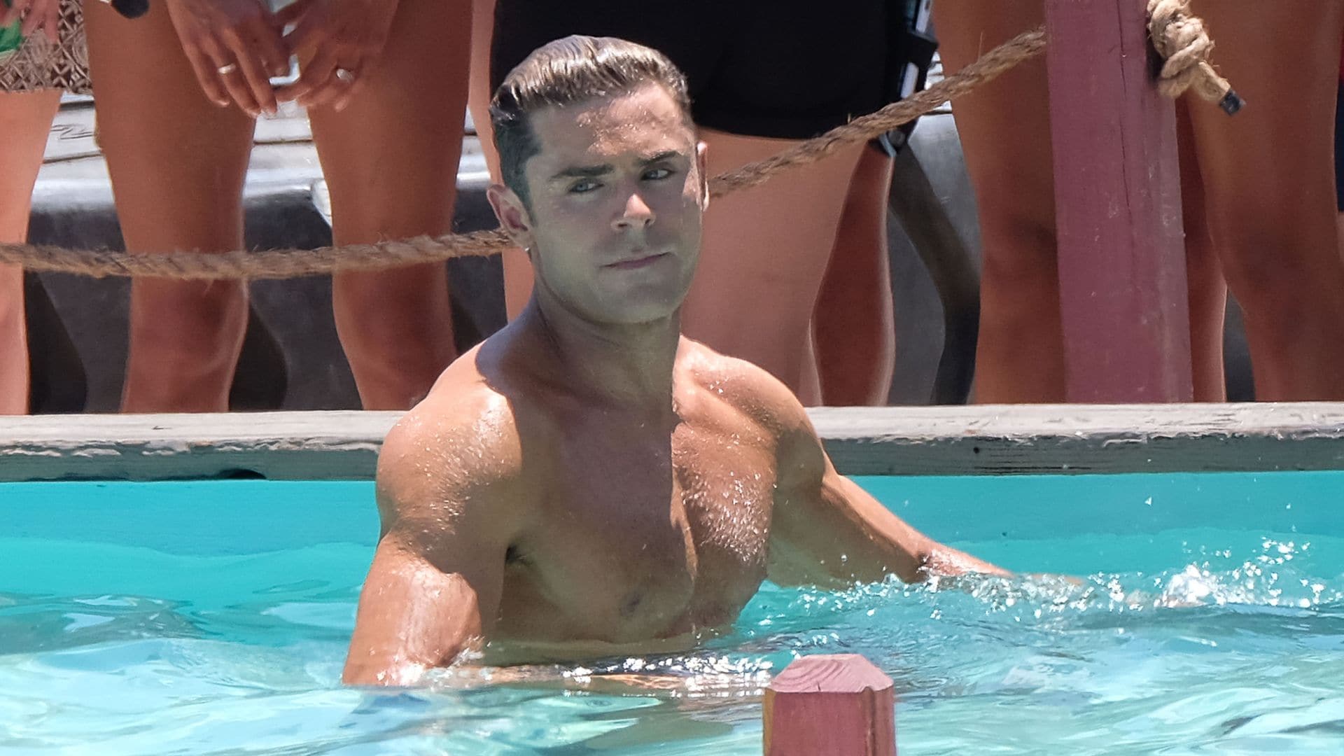 Zac Efron reaparece levantando pesas tras su accidente en una piscina de Ibiza