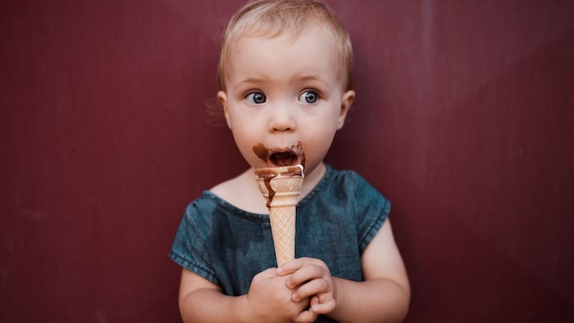 Bebé tomando un helado de chocolate