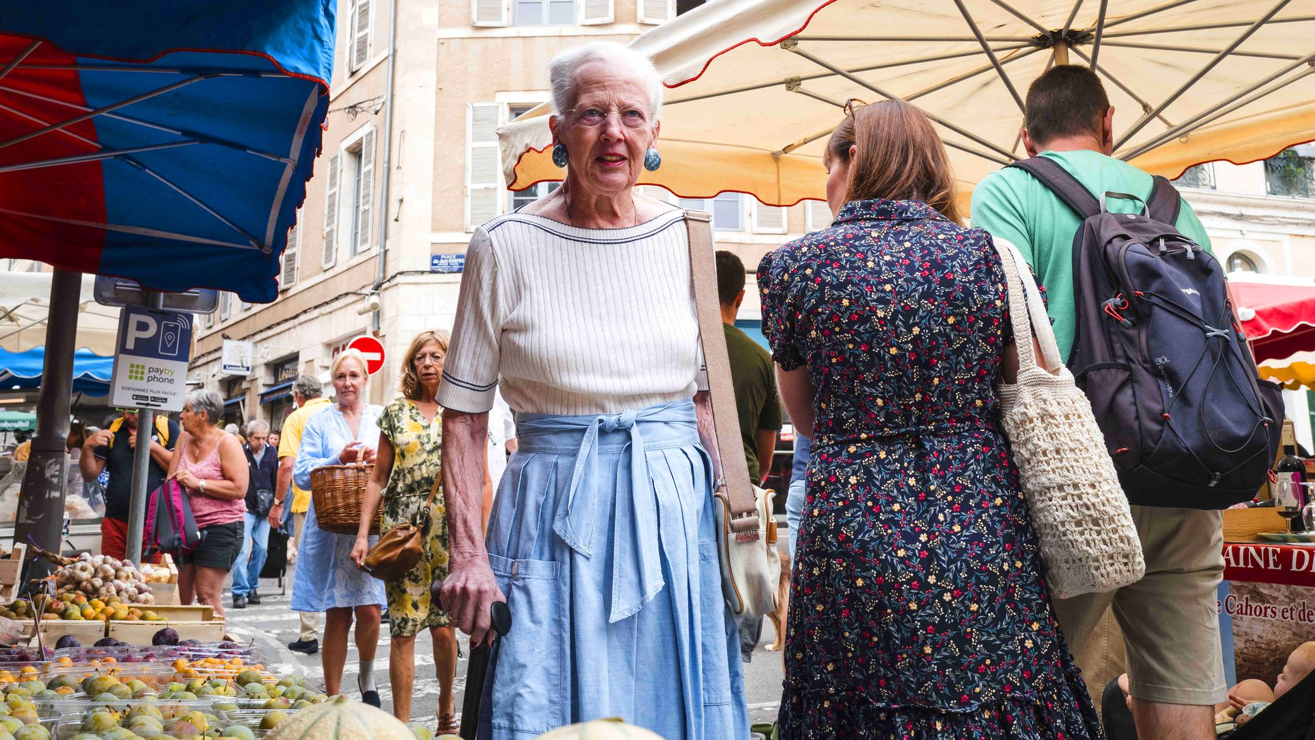 La cesta de la compra de la reina Margarita en su visita al tradicional mercado de Cahors donde veranea