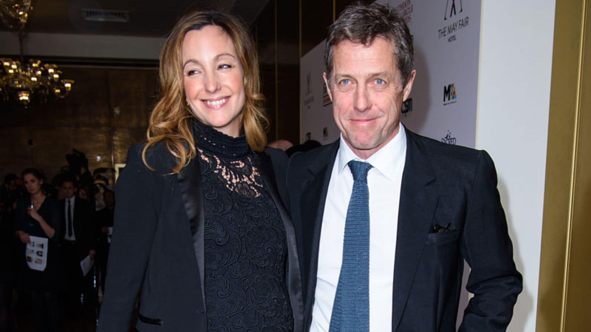 Hugh Grant y Anna Eberstein, felices tras conocerse su próxima paternidad