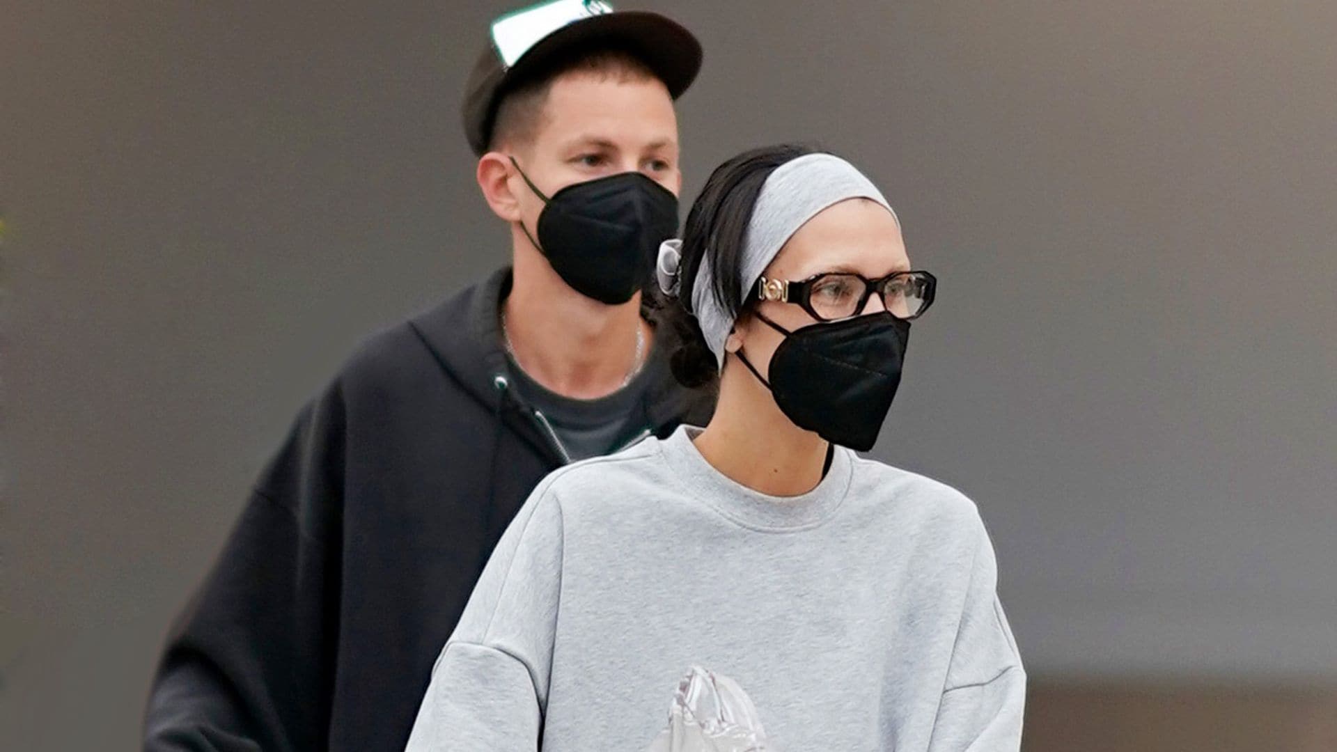 Bella Hadid, irreconocible en el aeropuerto con chándal, gafas y cinta del pelo